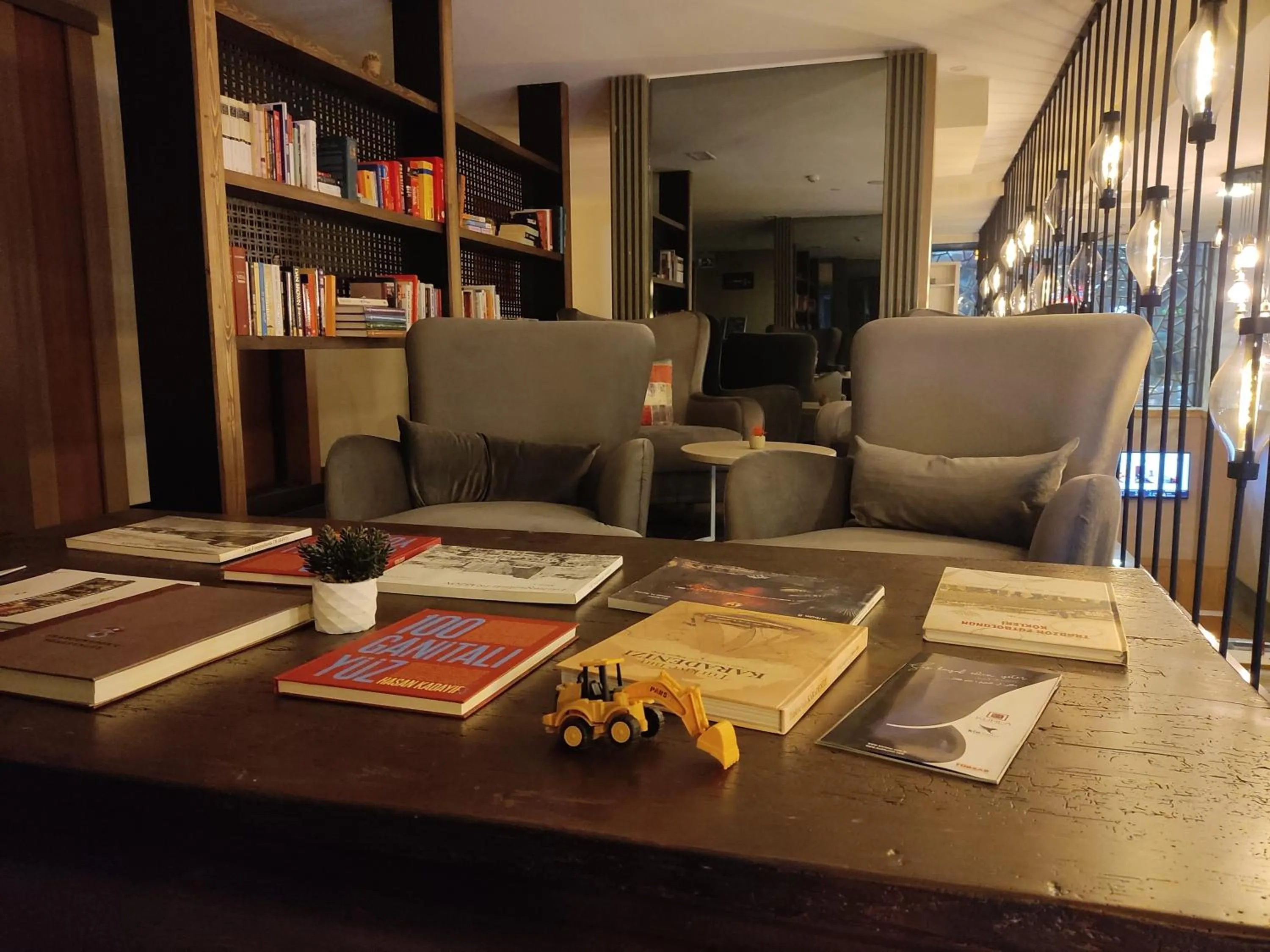 Library in Kuhla Hotel