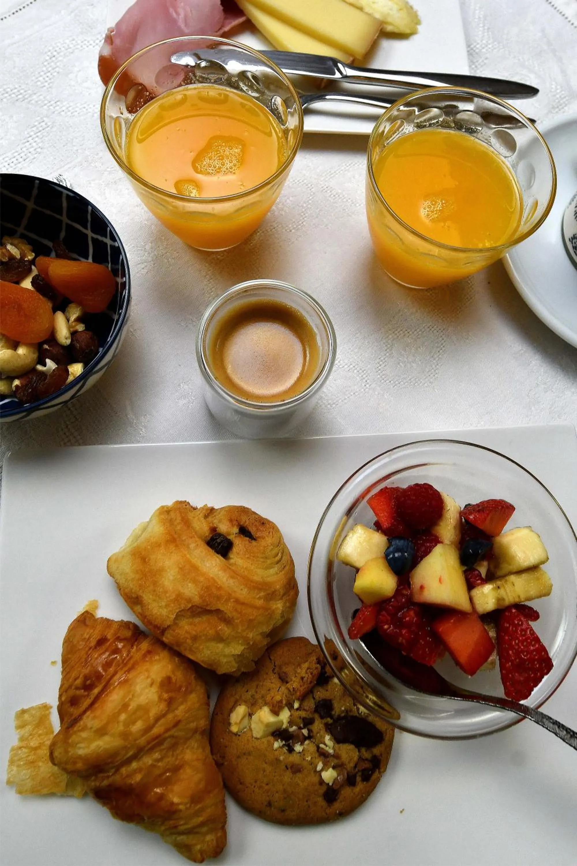 Buffet breakfast in Hôtel Le Tiburon