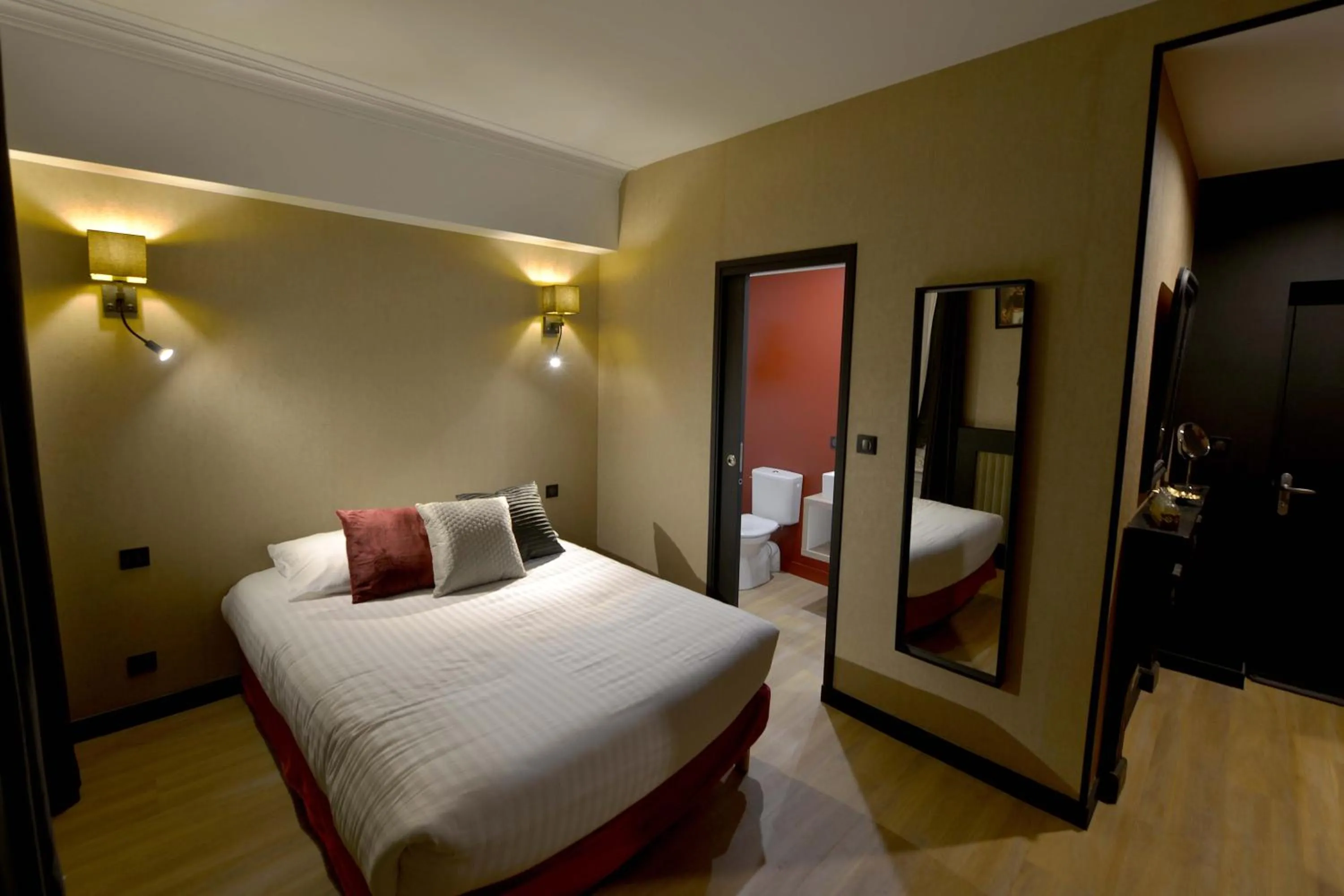 Photo of the whole room, Bed in Hôtel Le Tiburon