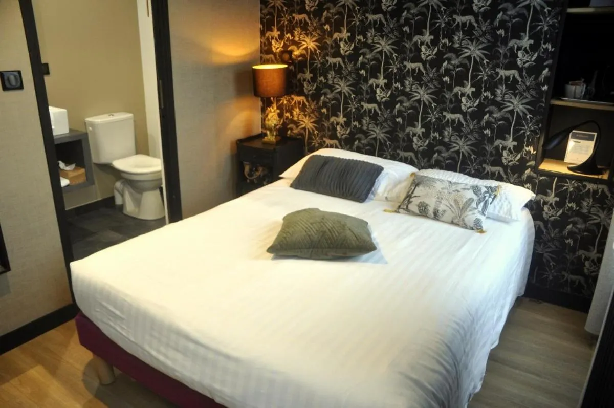 Bedroom, Bed in Hôtel Le Tiburon