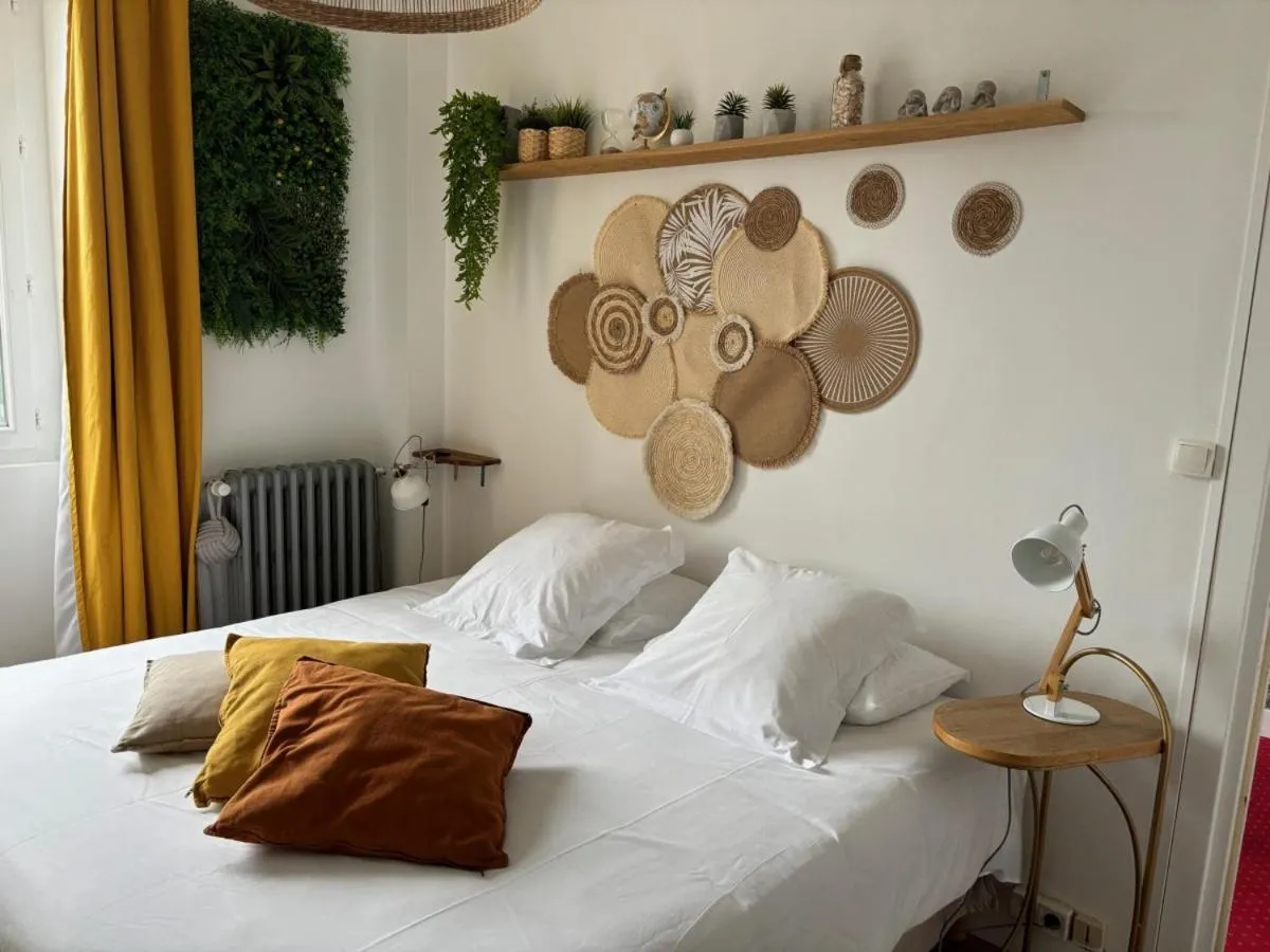 Bedroom, Bed in Hôtel Le Tiburon