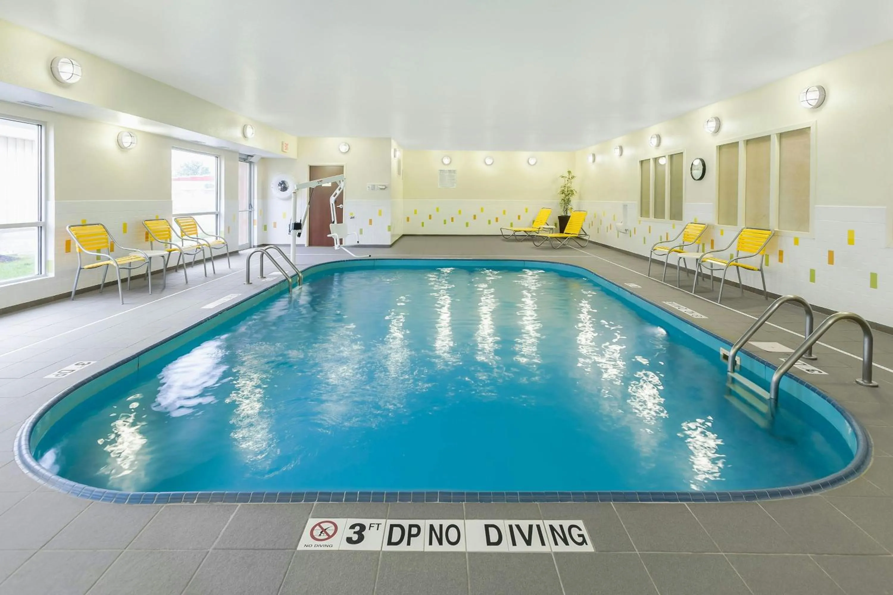 Swimming pool in Fairfield Inn & Suites Findlay