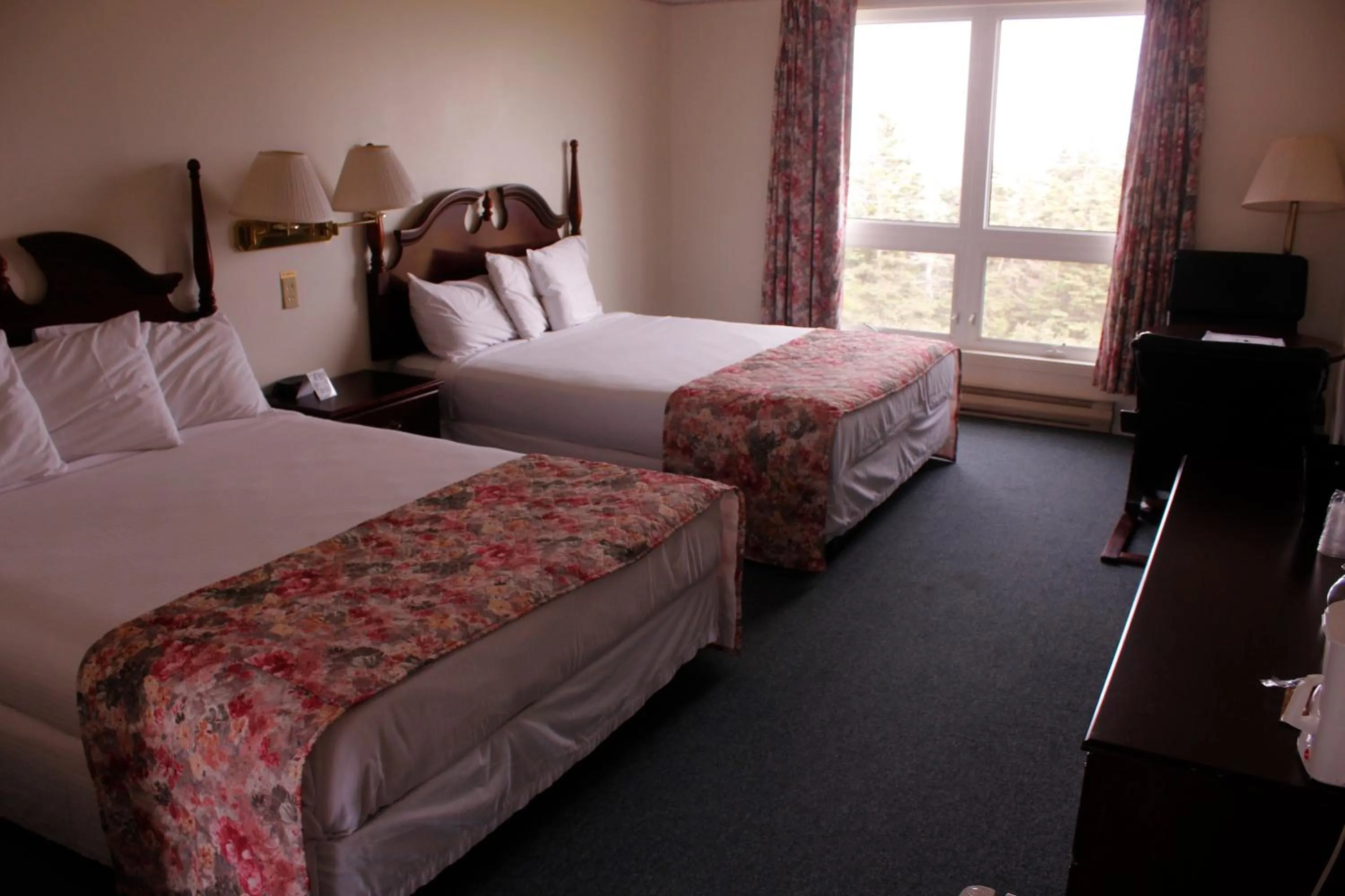 Photo of the whole room, Bed in Brier Island Lodge