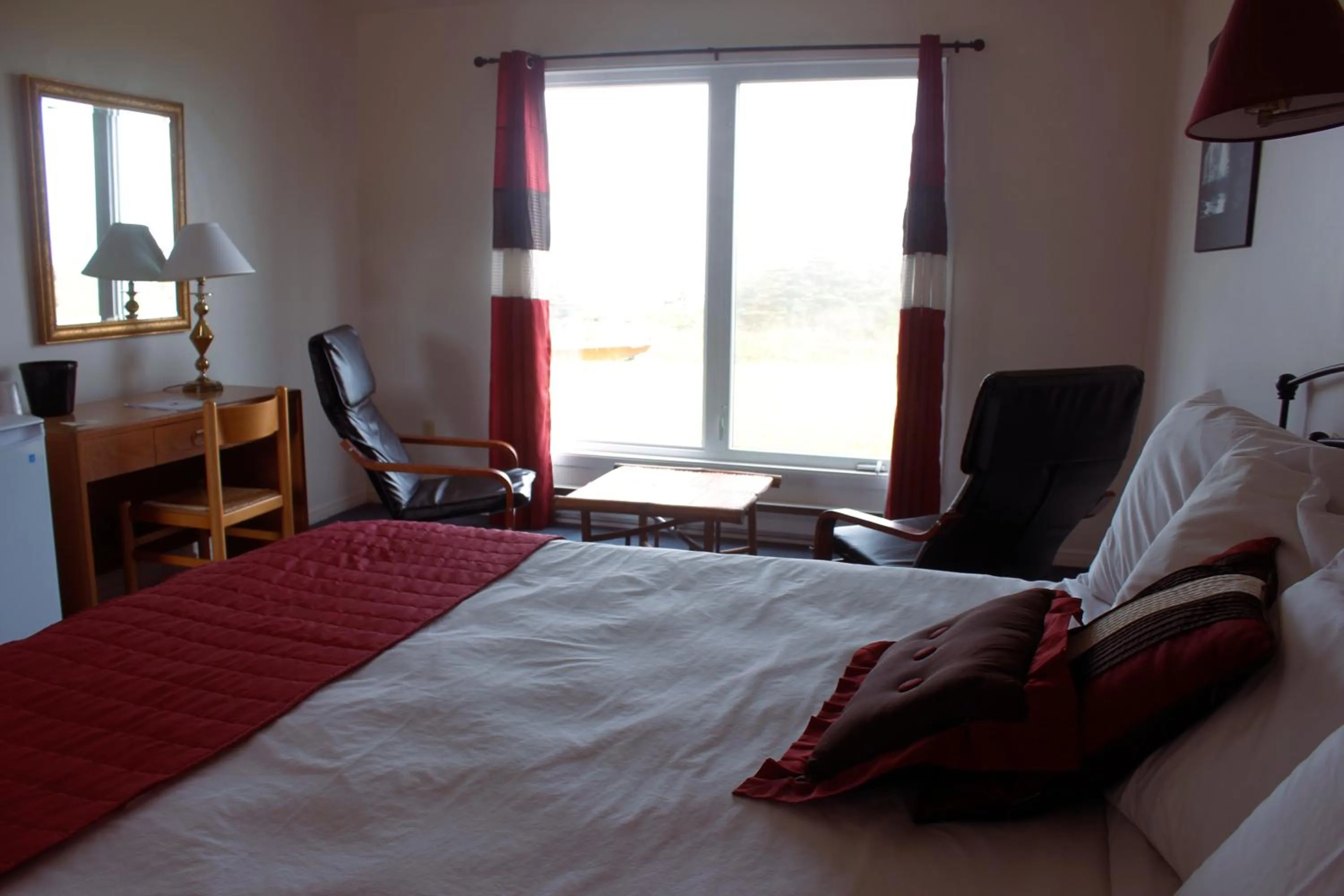Photo of the whole room, Bed in Brier Island Lodge