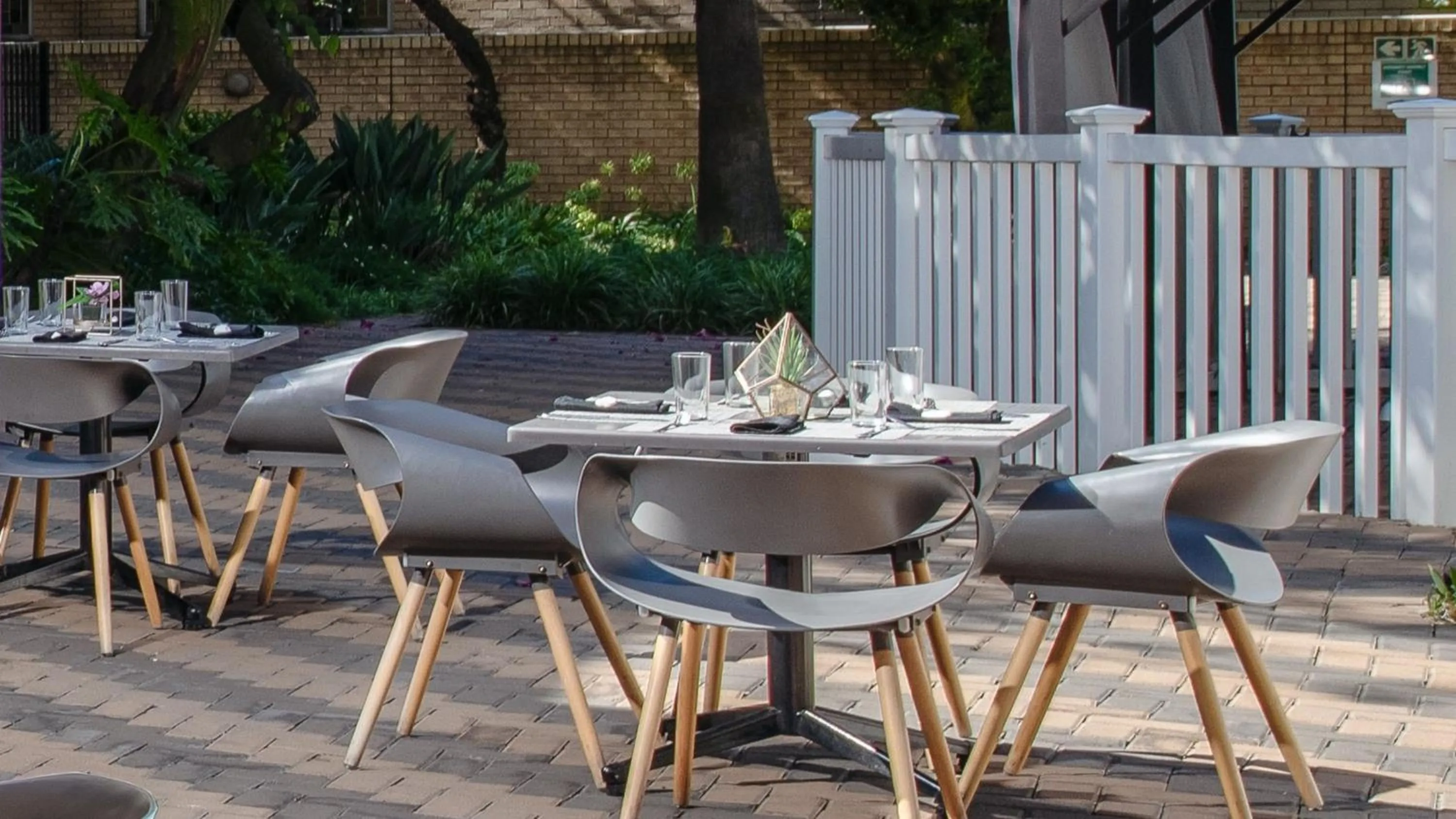 Restaurant/places to eat in Holiday Inn Johannesburg OR Tambo Airport Hotel by IHG