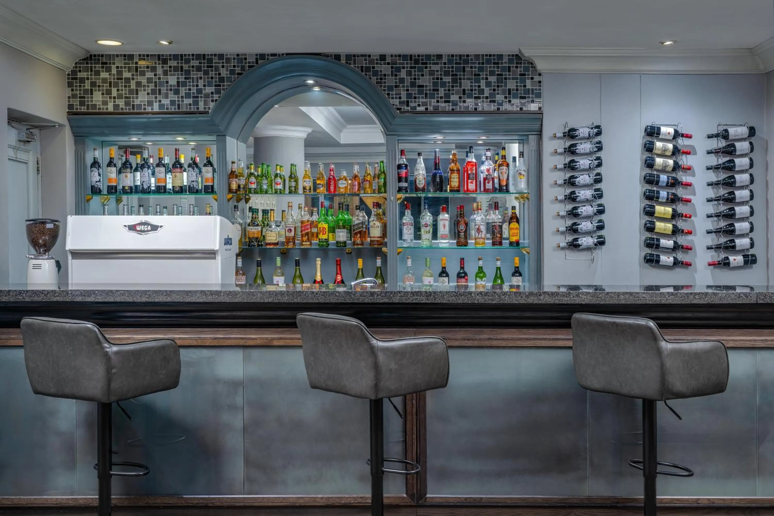 Lounge or bar in Holiday Inn Johannesburg OR Tambo Airport Hotel by IHG