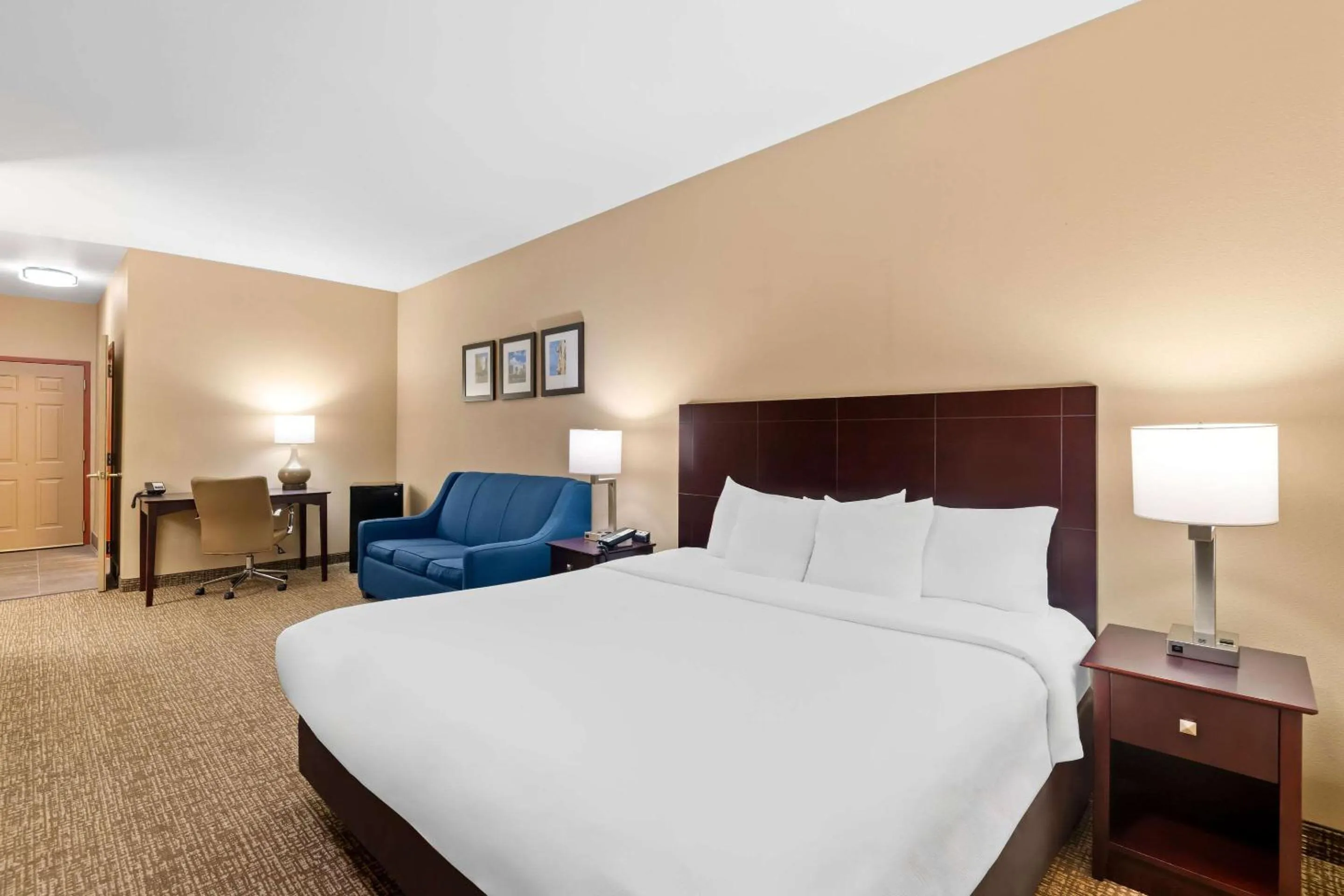 Bedroom, Bed in Comfort Suites Roanoke - Fort Worth North