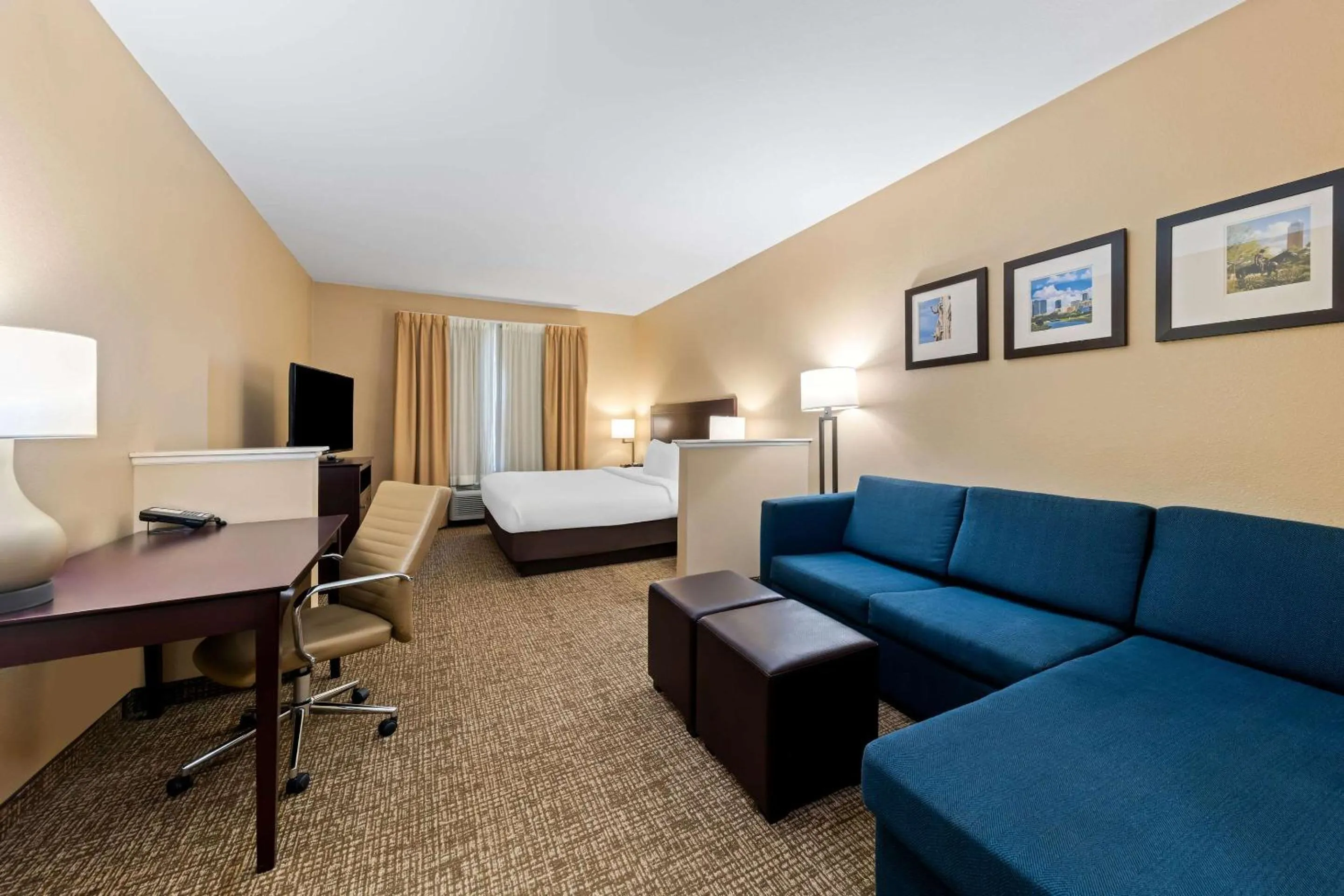 Bedroom in Comfort Suites Roanoke - Fort Worth North
