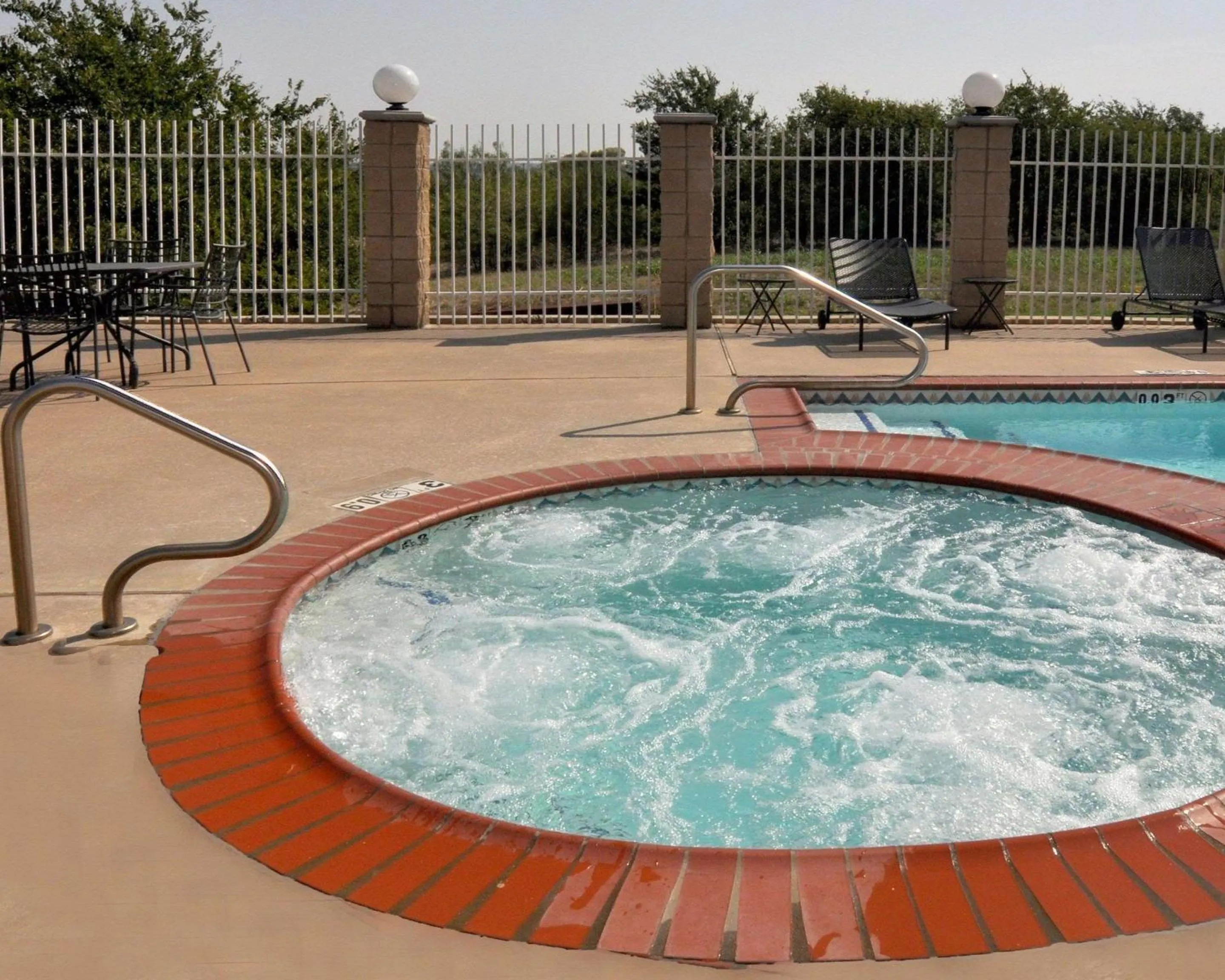 Swimming pool in Comfort Suites Roanoke - Fort Worth North