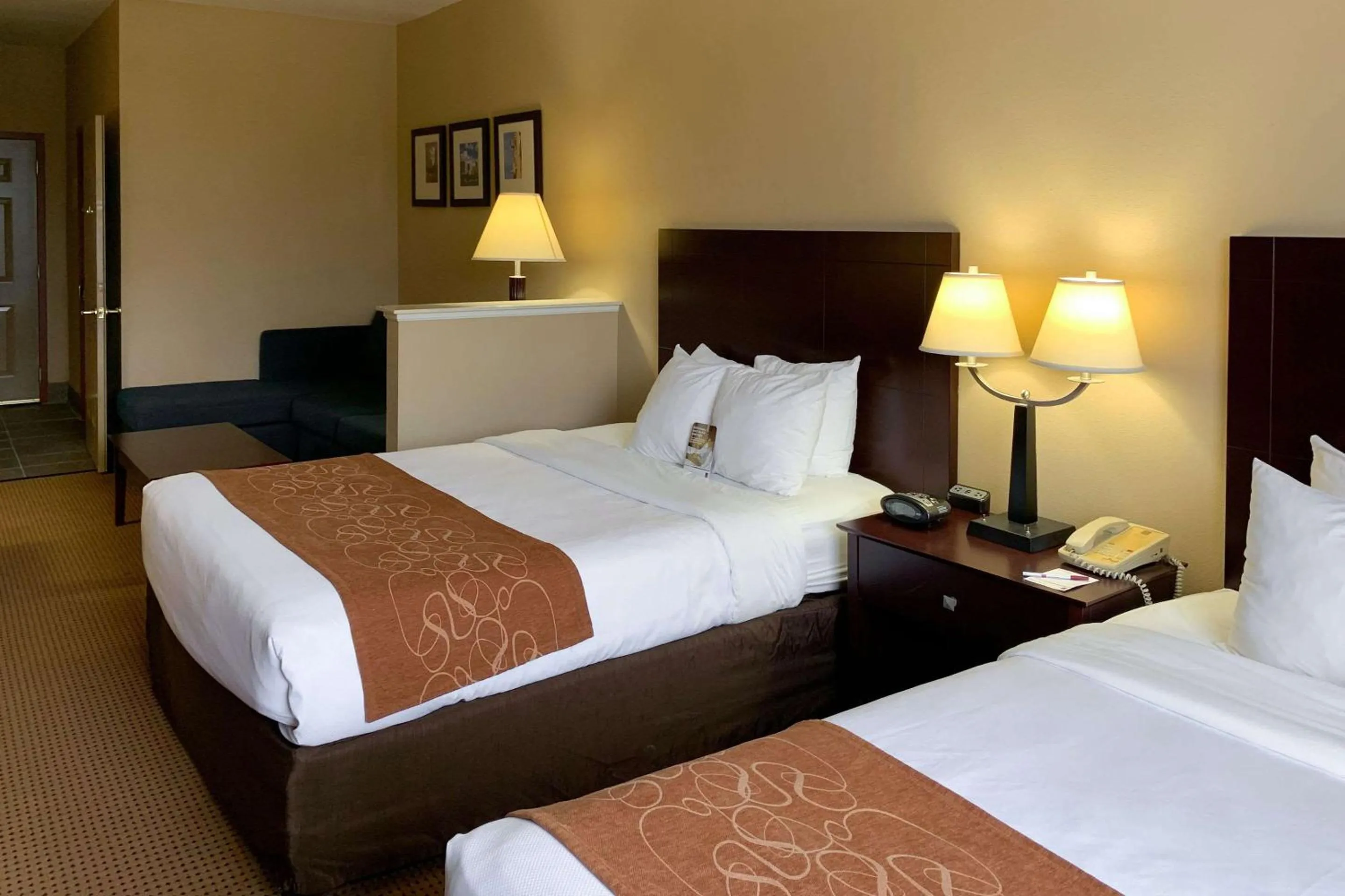 Bedroom, Bed in Comfort Suites Roanoke - Fort Worth North