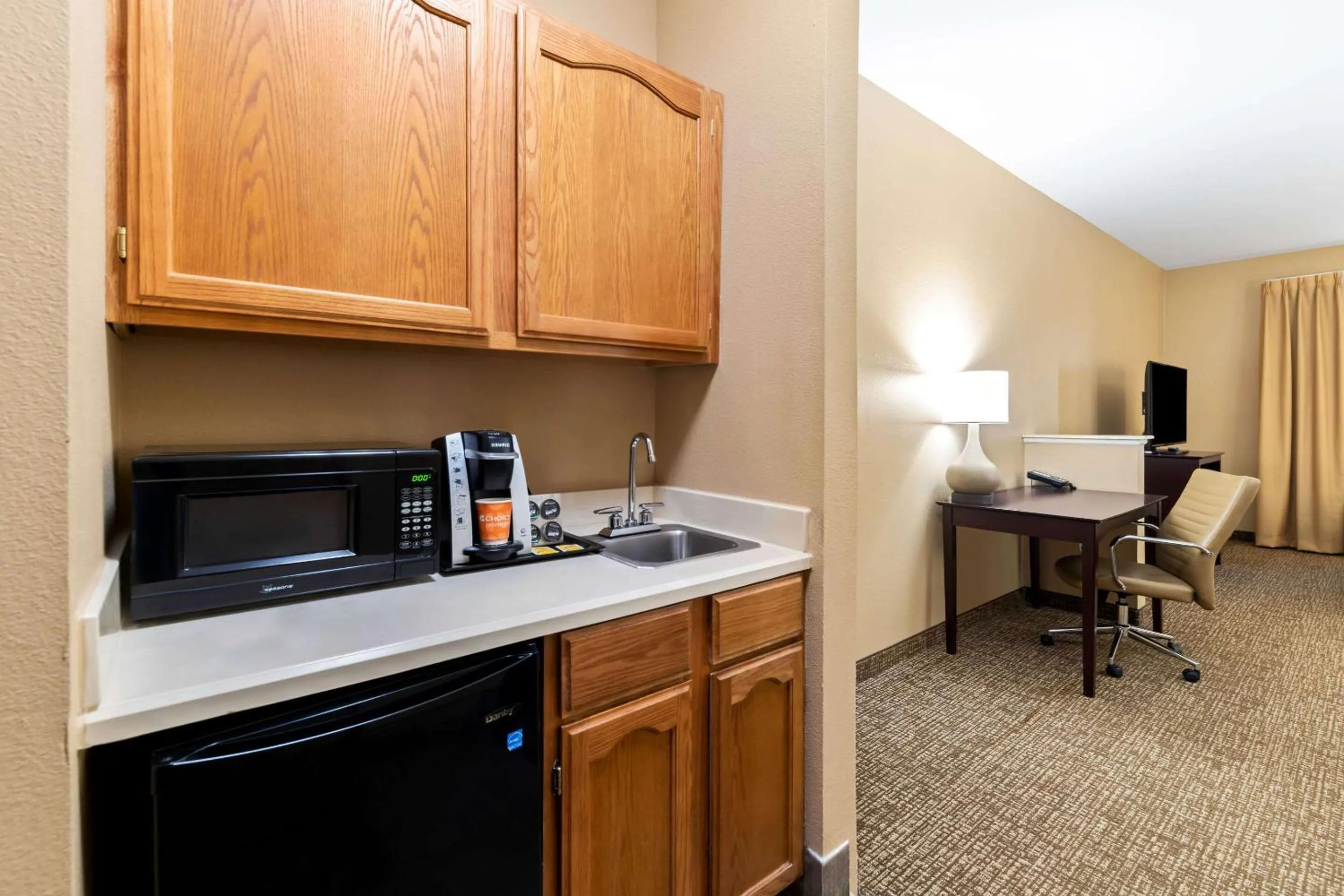 Bedroom in Comfort Suites Roanoke - Fort Worth North