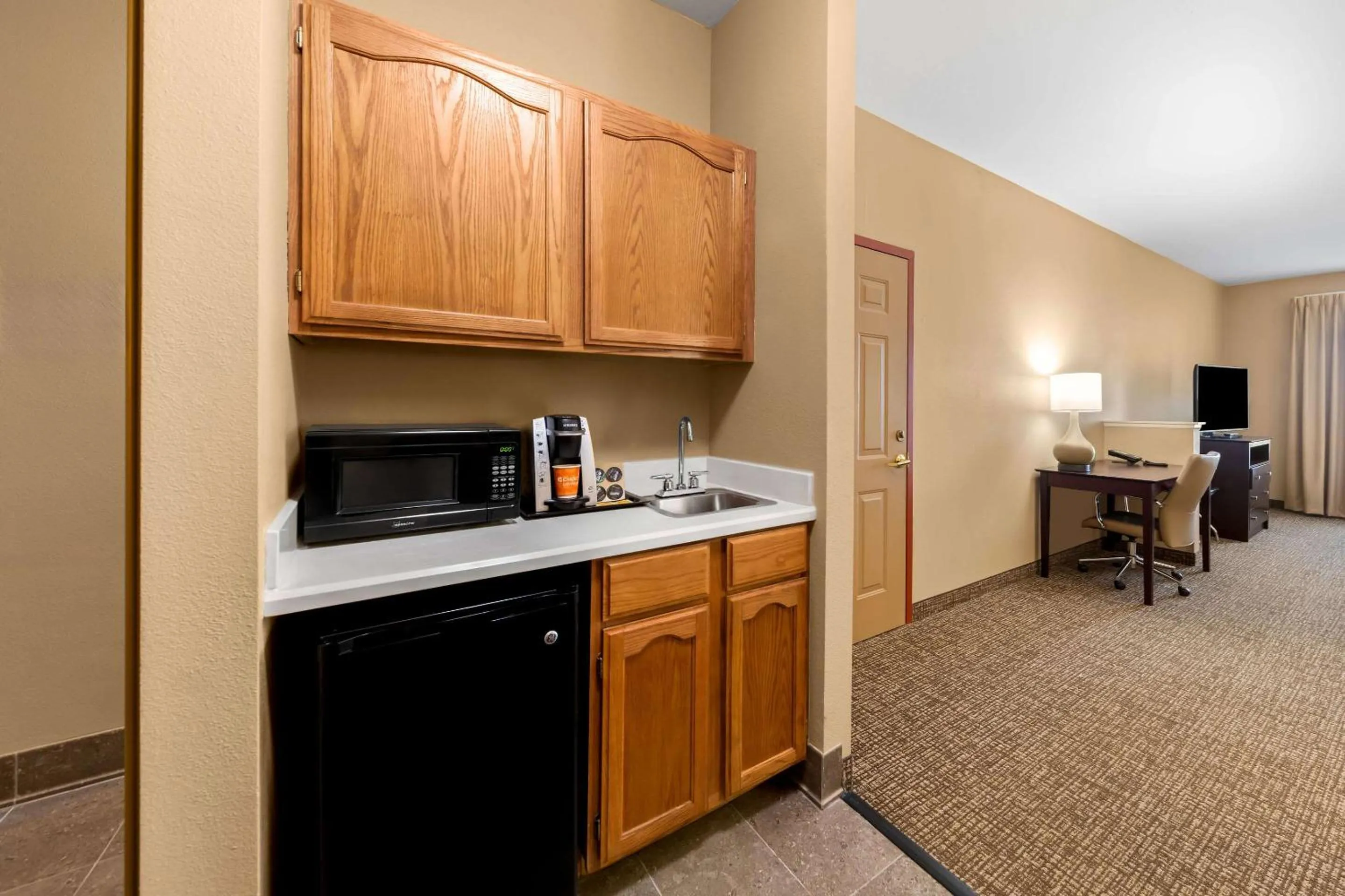 Bedroom in Comfort Suites Roanoke - Fort Worth North