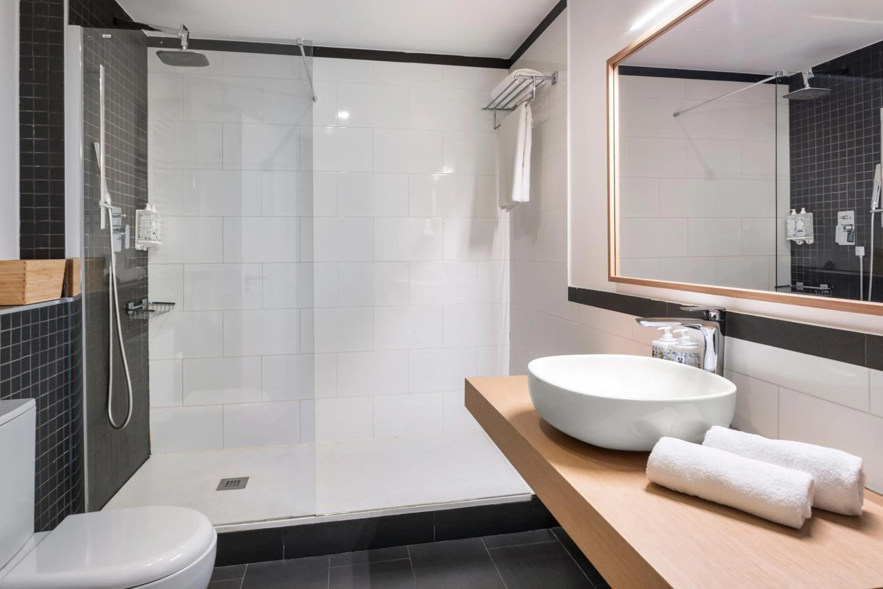 Shower in B&B HOTEL Apartamentos Madrid Centro Fuencarral 46