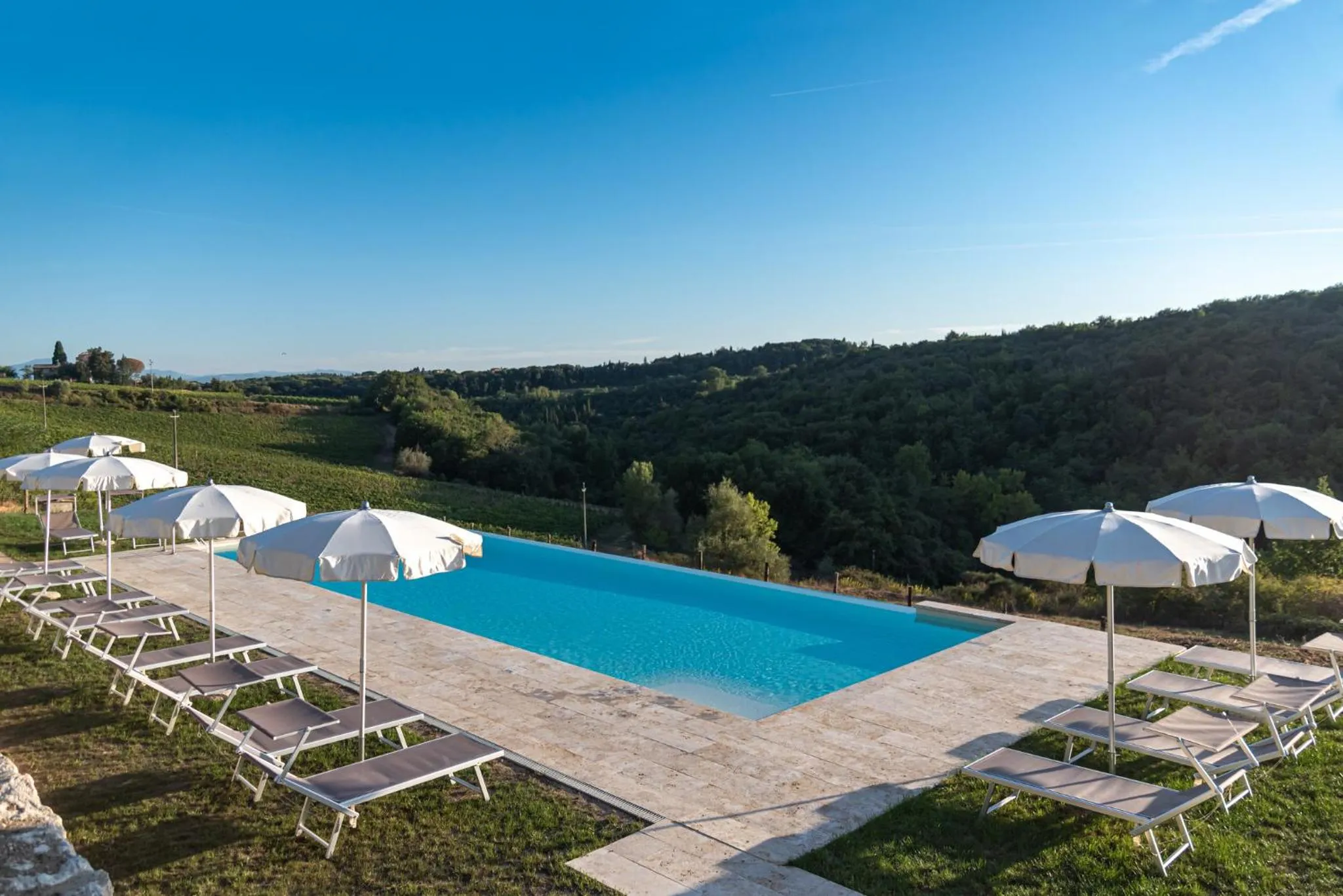 Swimming pool in Chianti B&B Design infinity pool shared