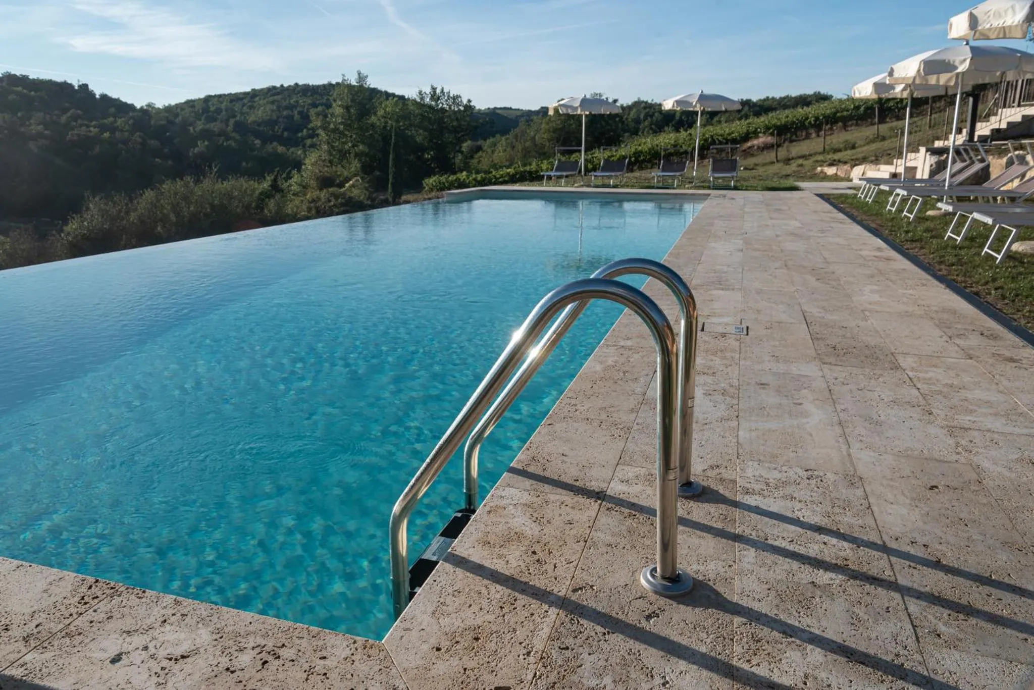 Swimming pool in Chianti B&B Design infinity pool shared