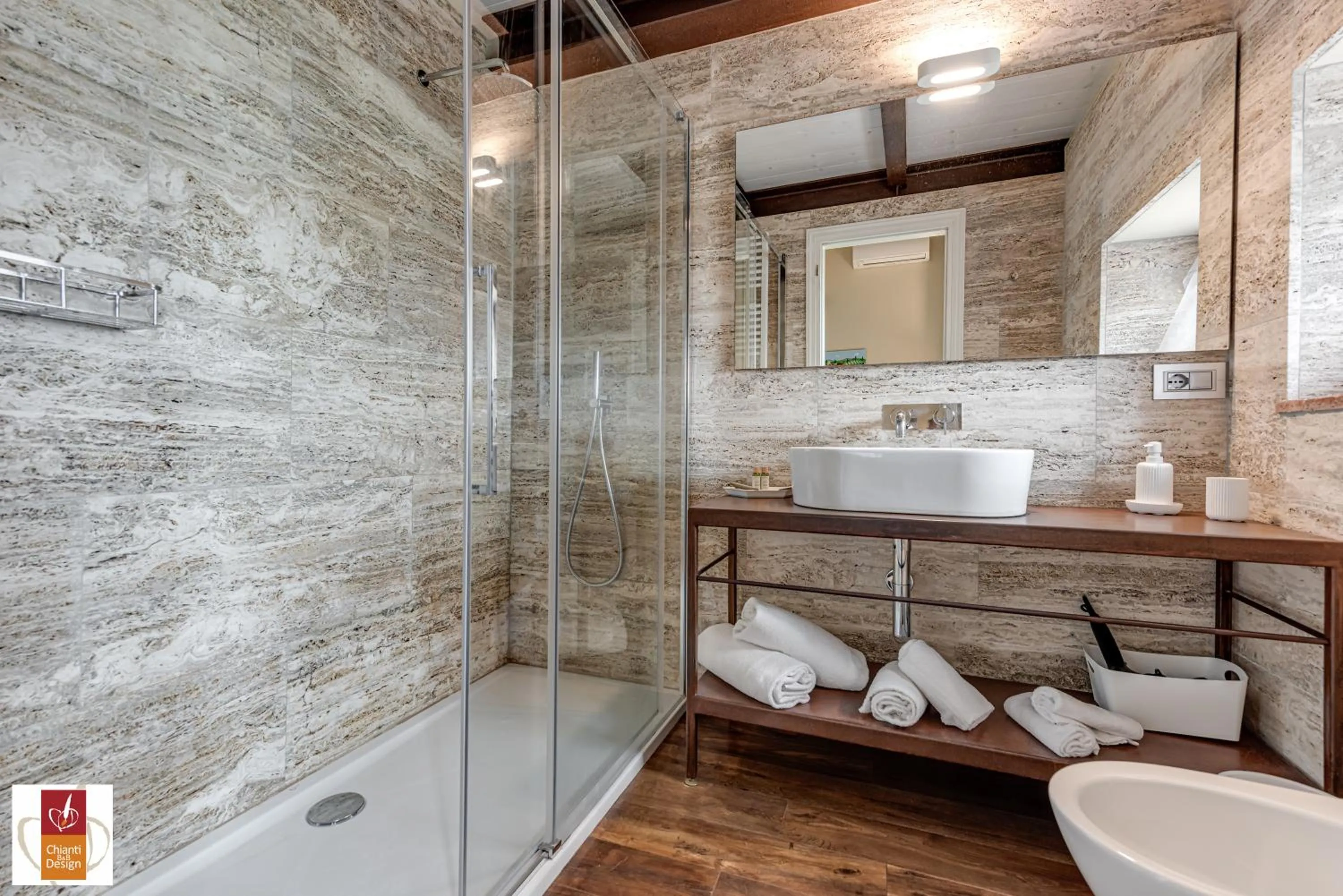 Shower in Chianti B&B Design infinity pool shared