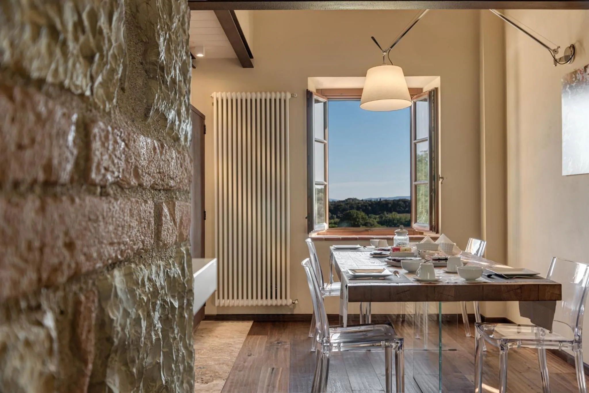 Communal lounge/ TV room in Chianti B&B Design infinity pool shared