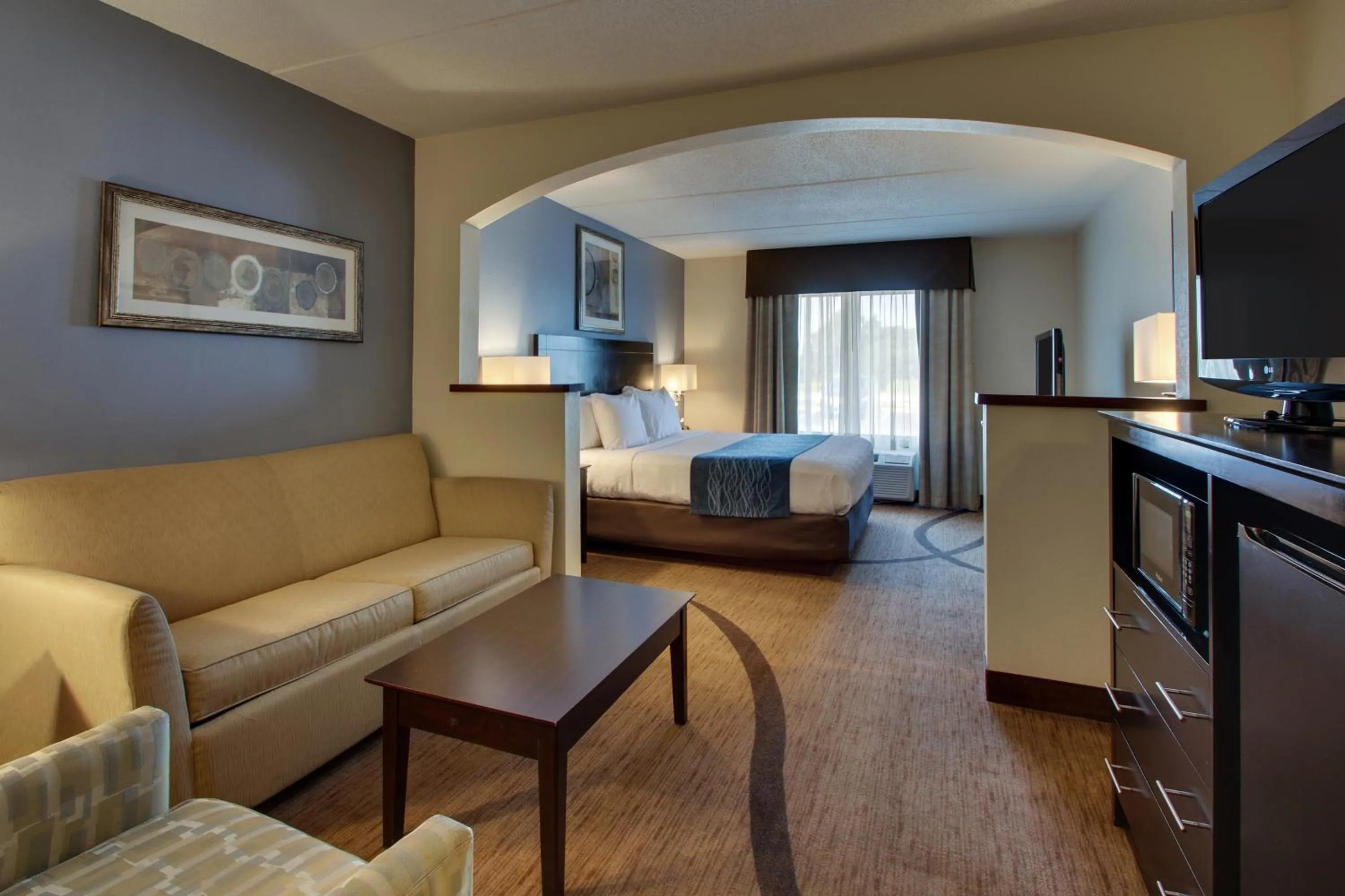 Photo of the whole room, Bed in Greenfield Inn & Suites Owensboro, KY Airport