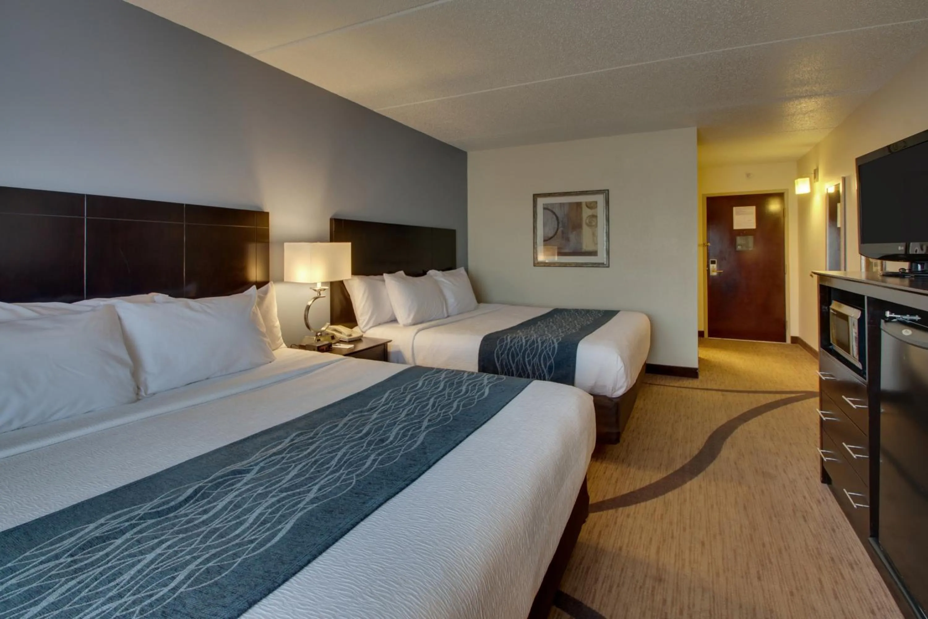Bed in Greenfield Inn & Suites Owensboro, KY Airport