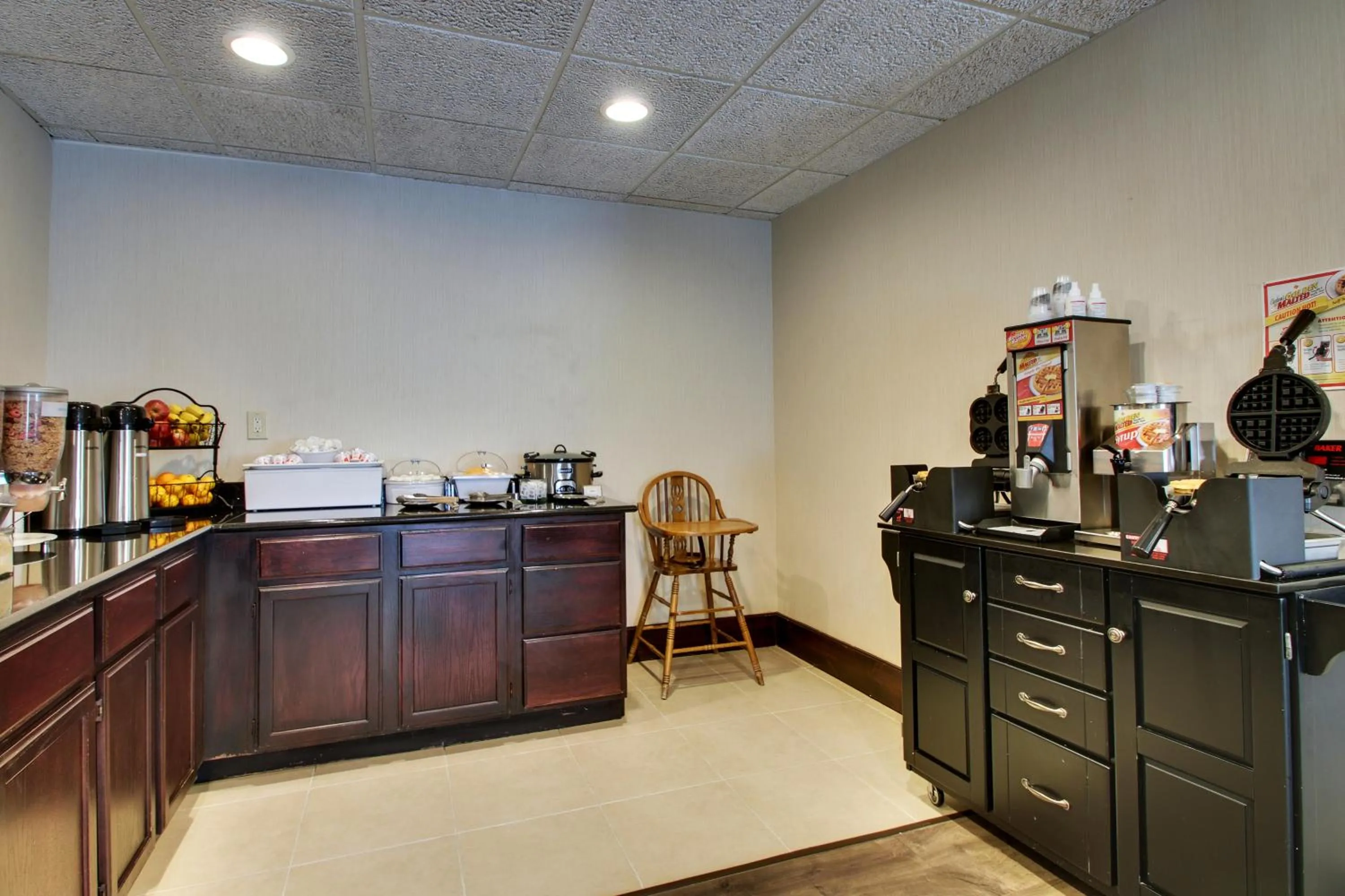 Breakfast in Greenfield Inn & Suites Owensboro, KY Airport