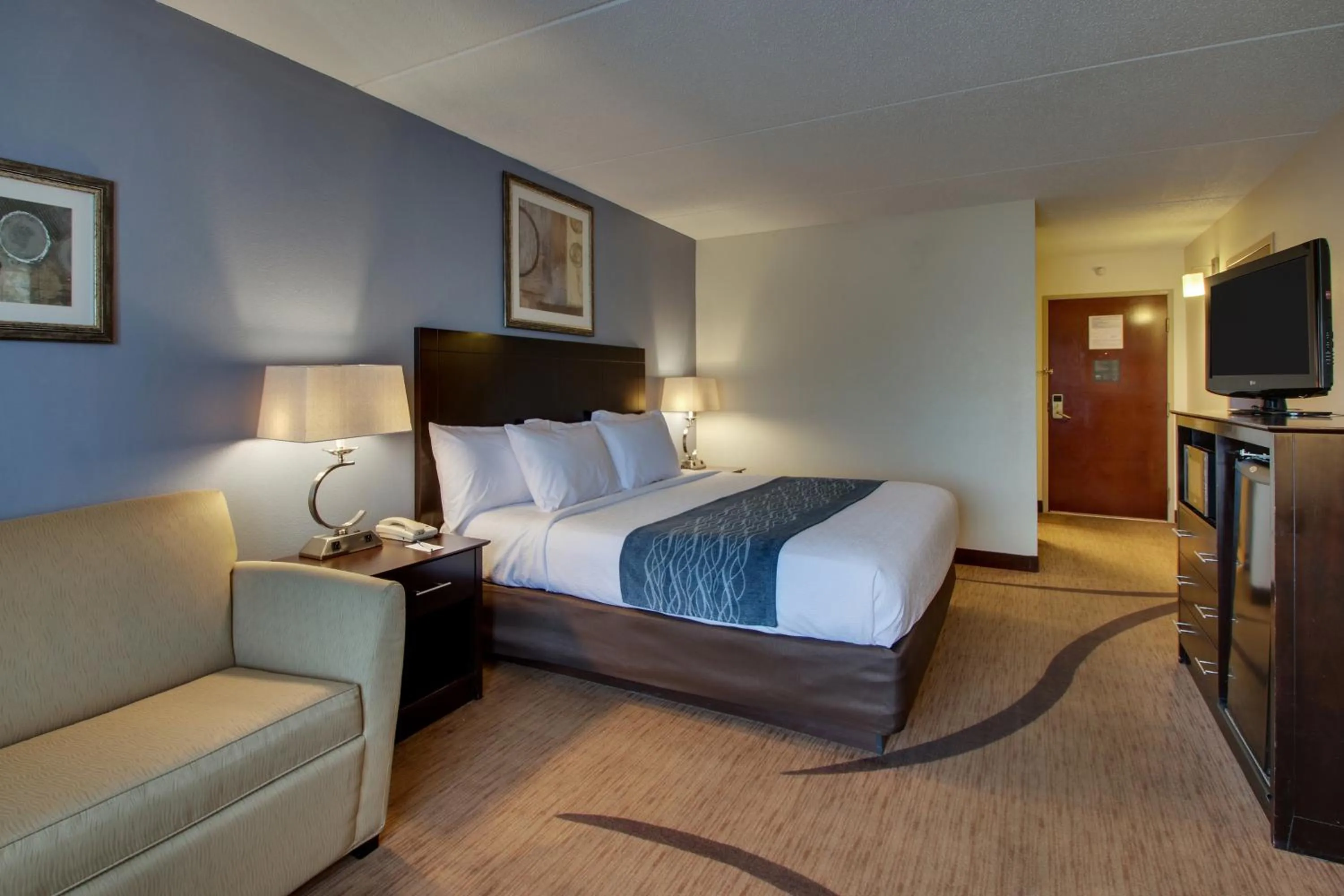 Bed in Greenfield Inn & Suites Owensboro, KY Airport
