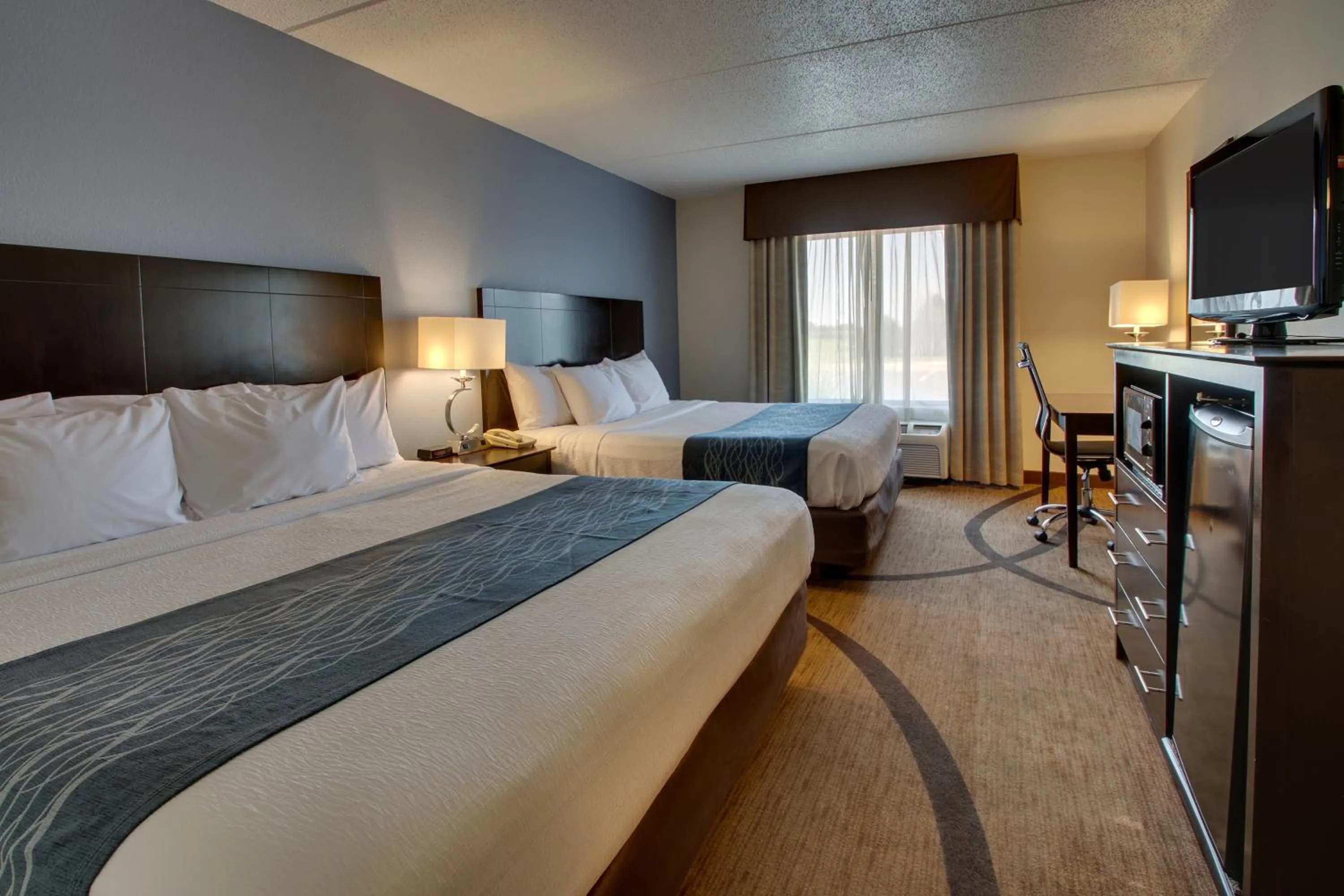 Bed in Greenfield Inn & Suites Owensboro, KY Airport