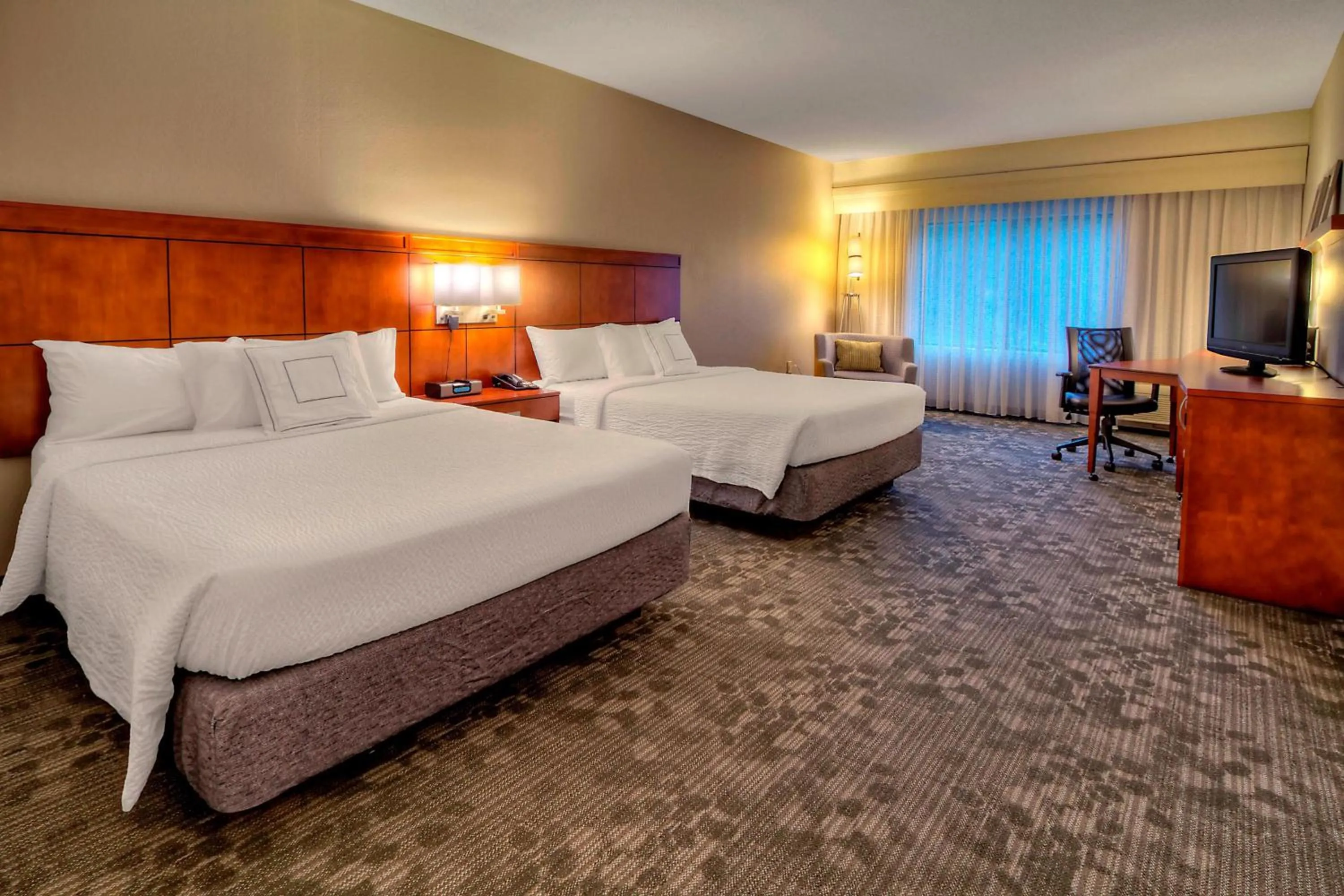 Photo of the whole room, Bed in Courtyard by Marriott Burlington