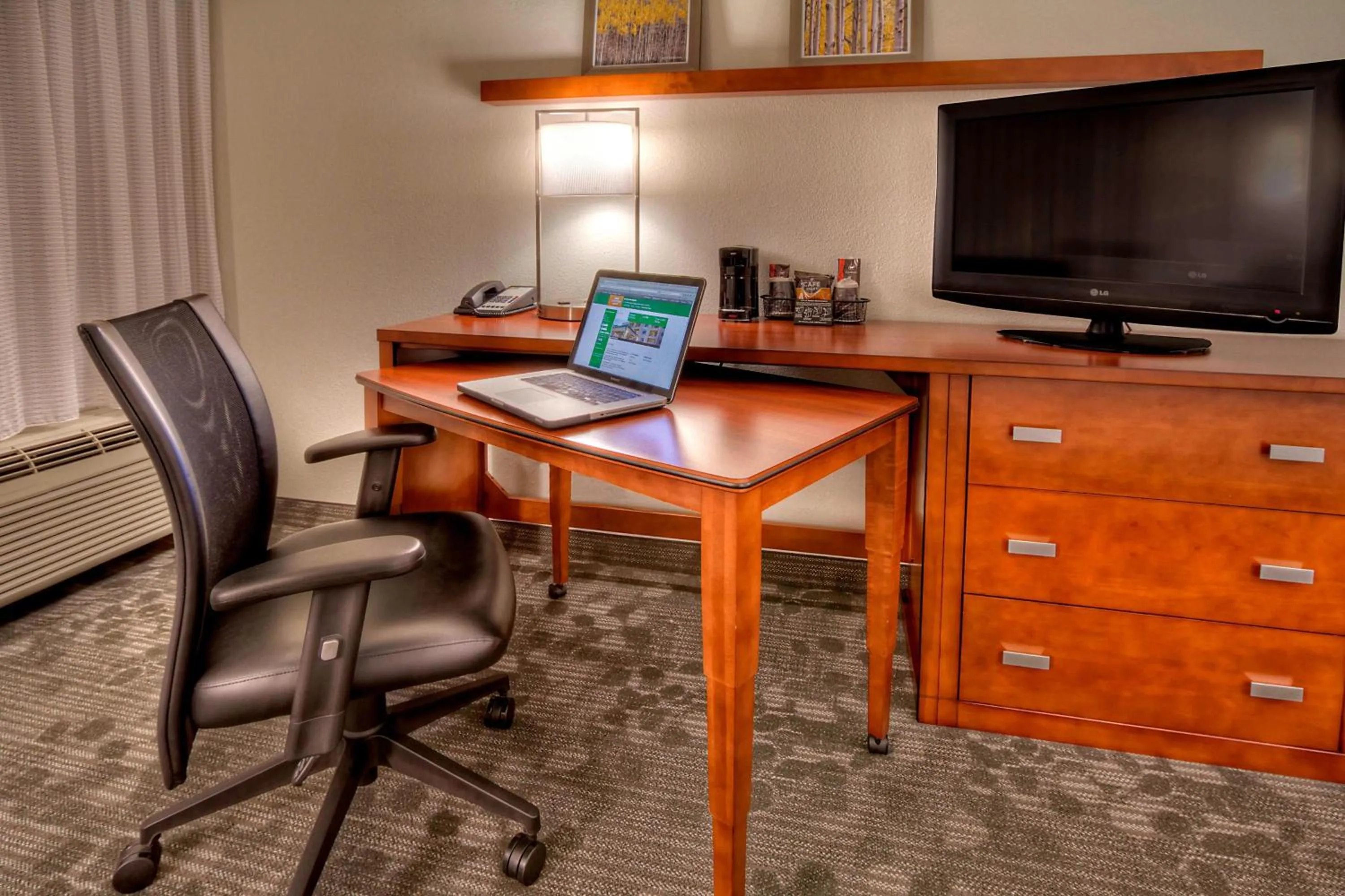 Photo of the whole room in Courtyard by Marriott Burlington