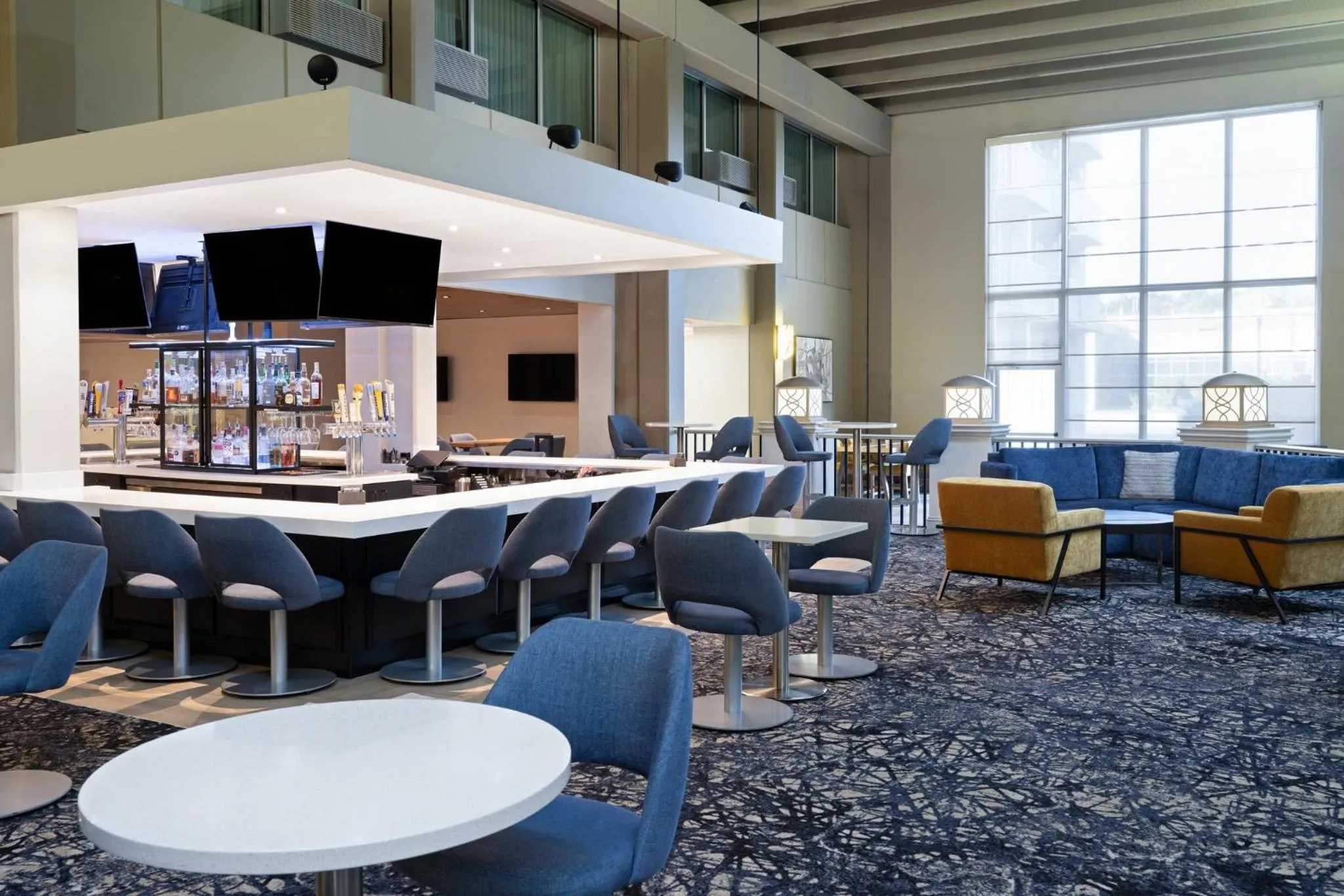 Lounge or bar in Holiday Inn Sioux Falls-City Center by IHG
