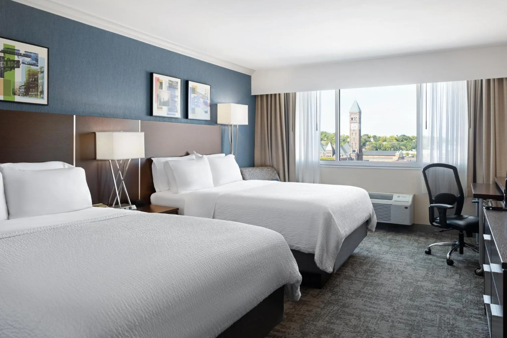 Photo of the whole room, Bed in Holiday Inn Sioux Falls-City Center by IHG