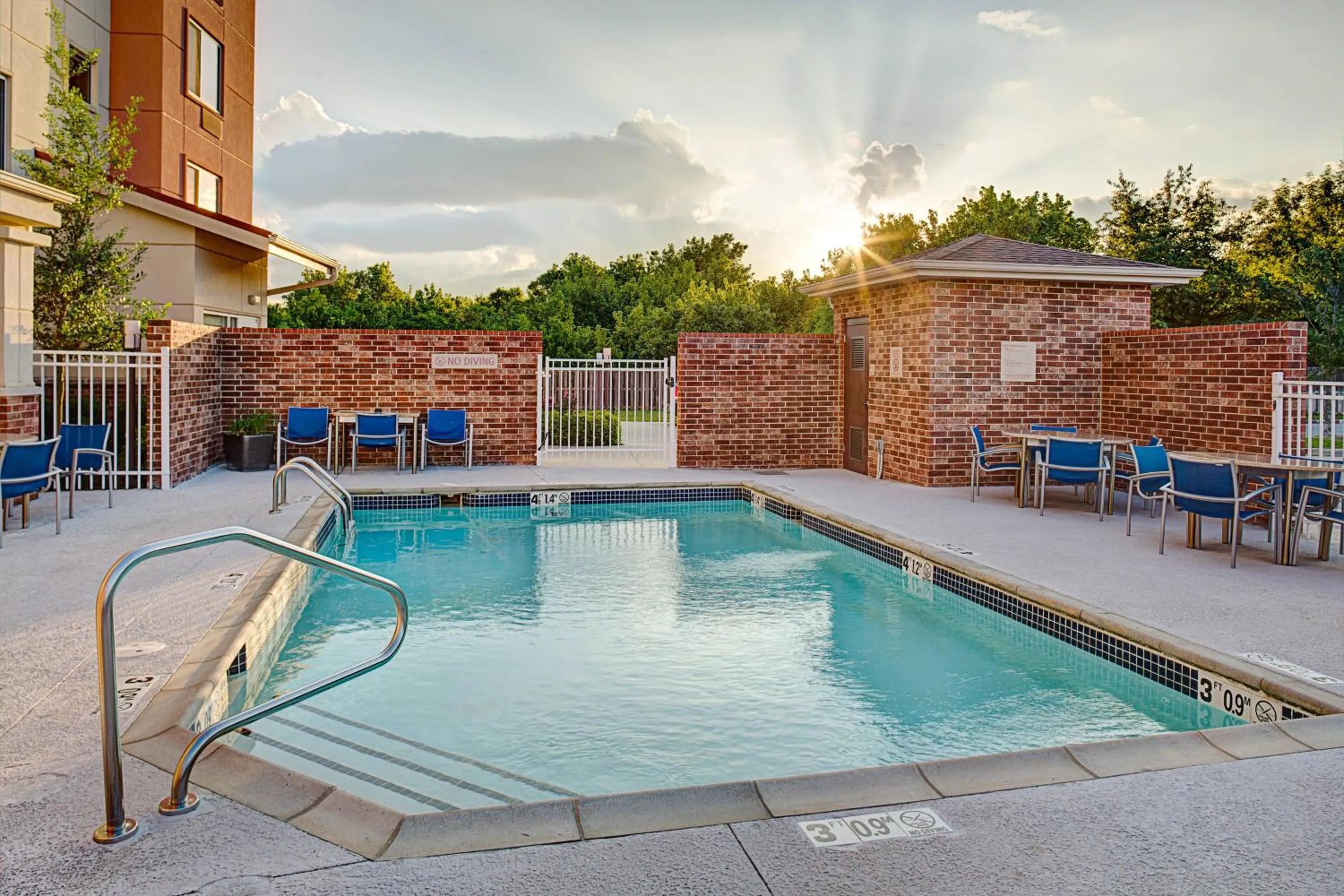 Swimming pool in TownePlace Suites by Marriott Fayetteville N / Springdale