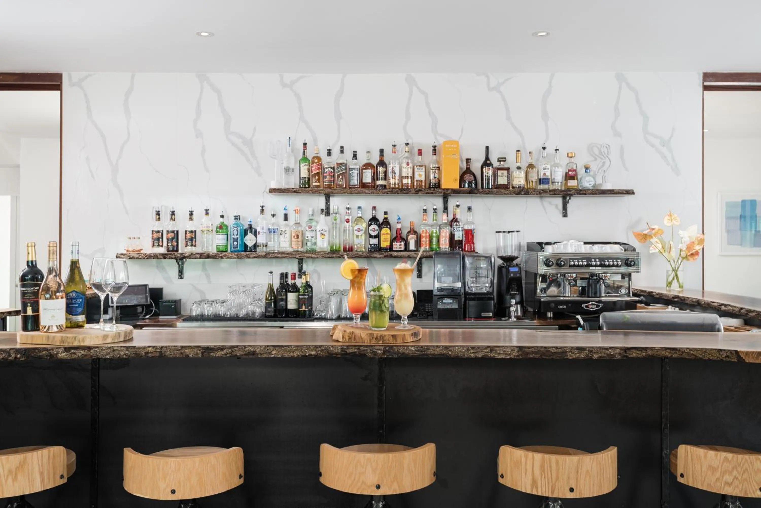 Lounge or bar in The Oasis at Grace Bay