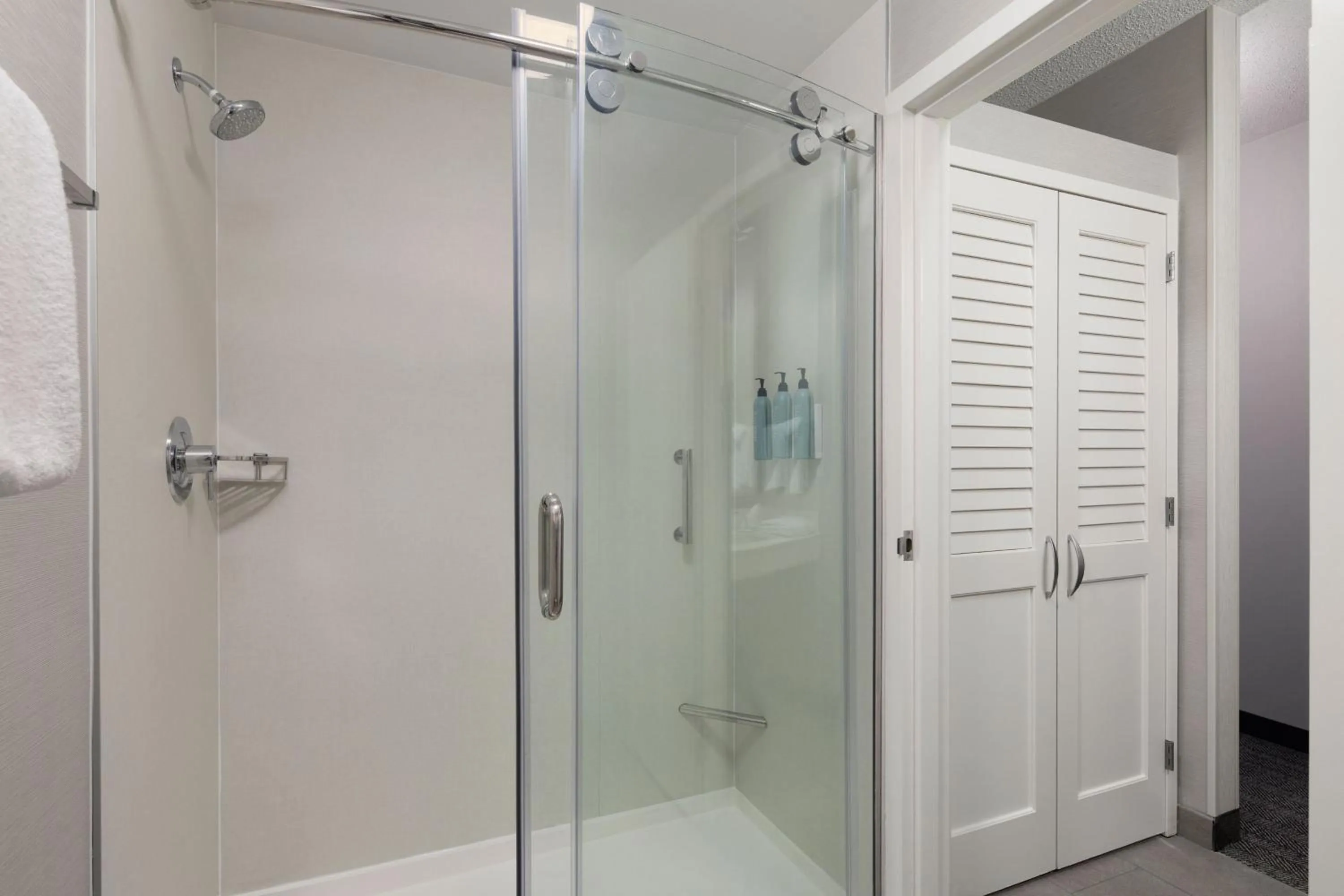 Bathroom in Courtyard by Marriott Chicago Waukegan / Gurnee