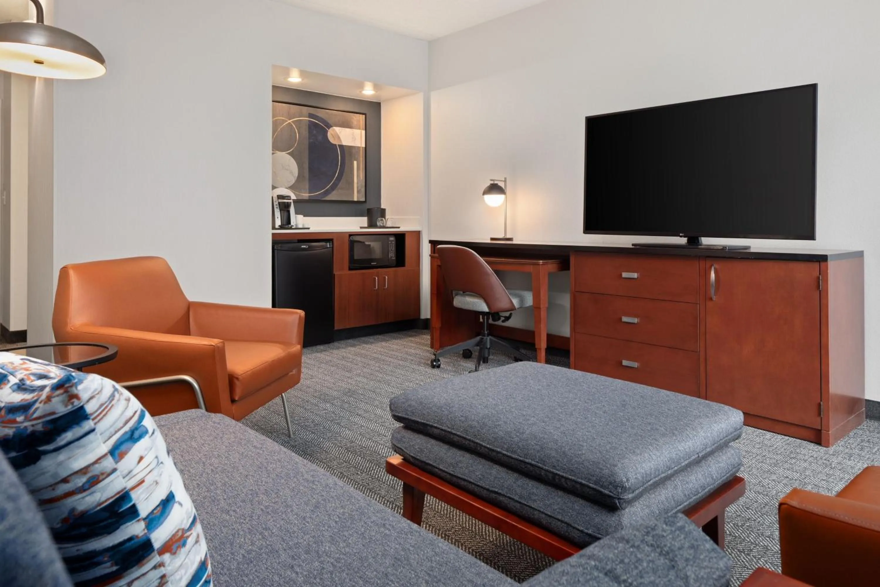 Living room in Courtyard by Marriott Chicago Waukegan / Gurnee