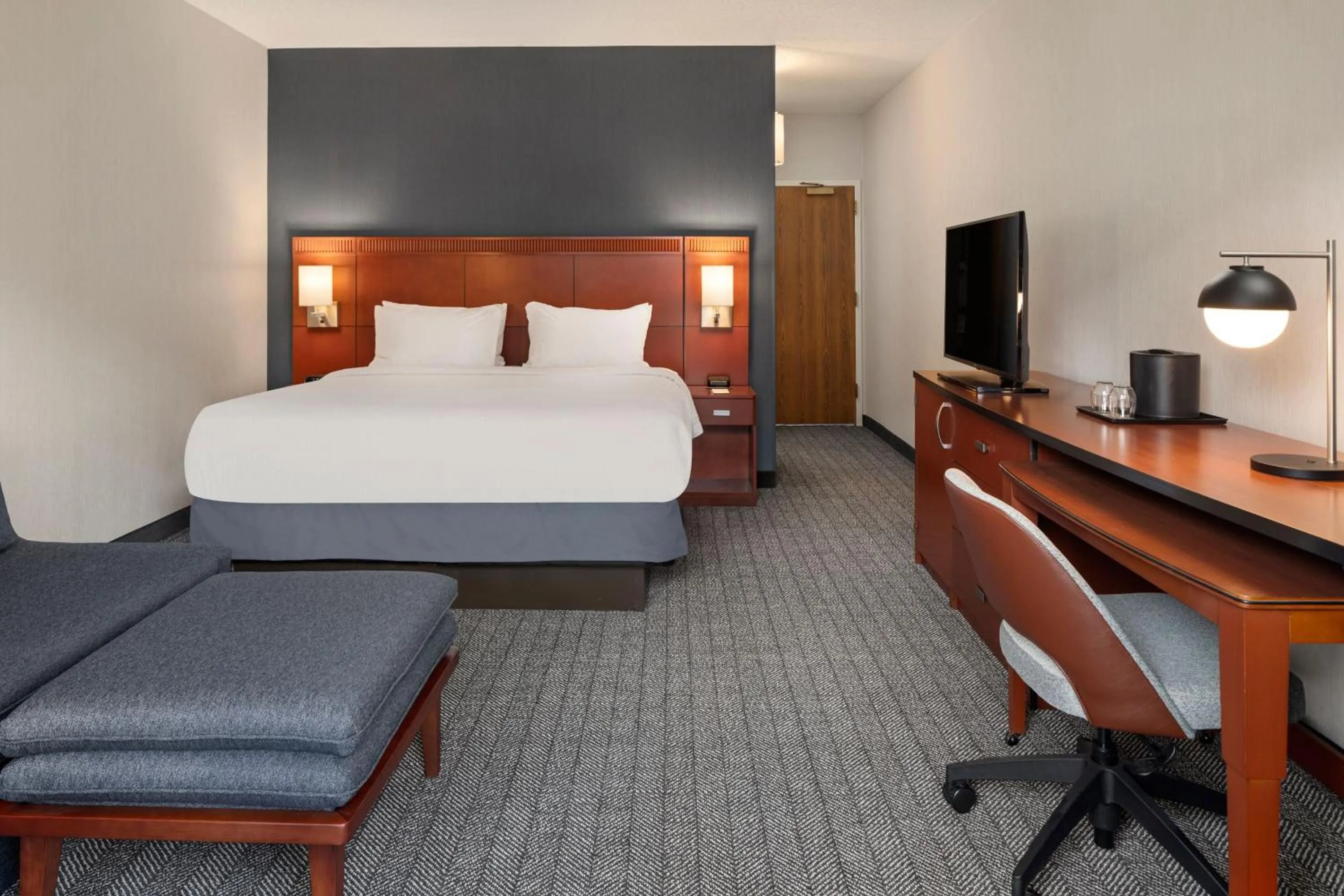 Photo of the whole room, Bed in Courtyard by Marriott Chicago Waukegan / Gurnee