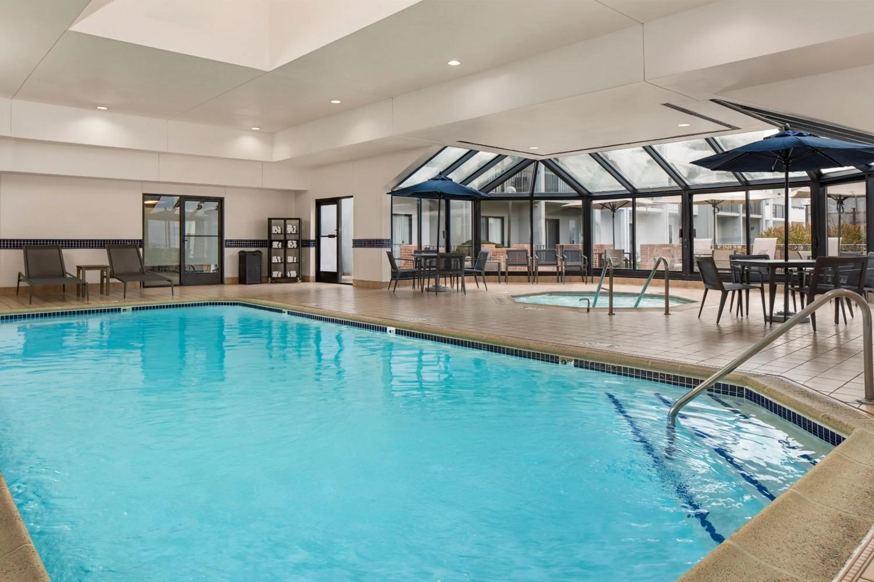 Swimming pool in Courtyard by Marriott Chicago Waukegan / Gurnee