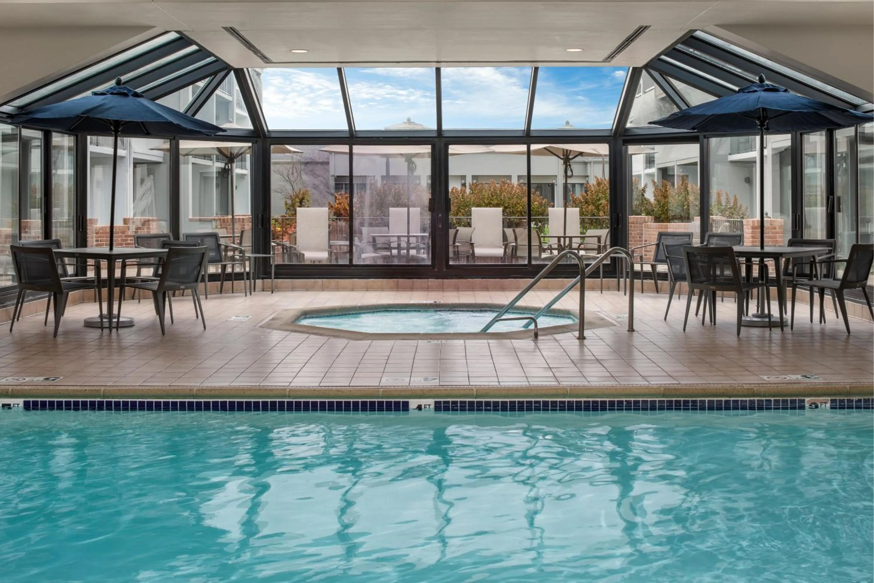 Swimming pool in Courtyard by Marriott Chicago Waukegan / Gurnee