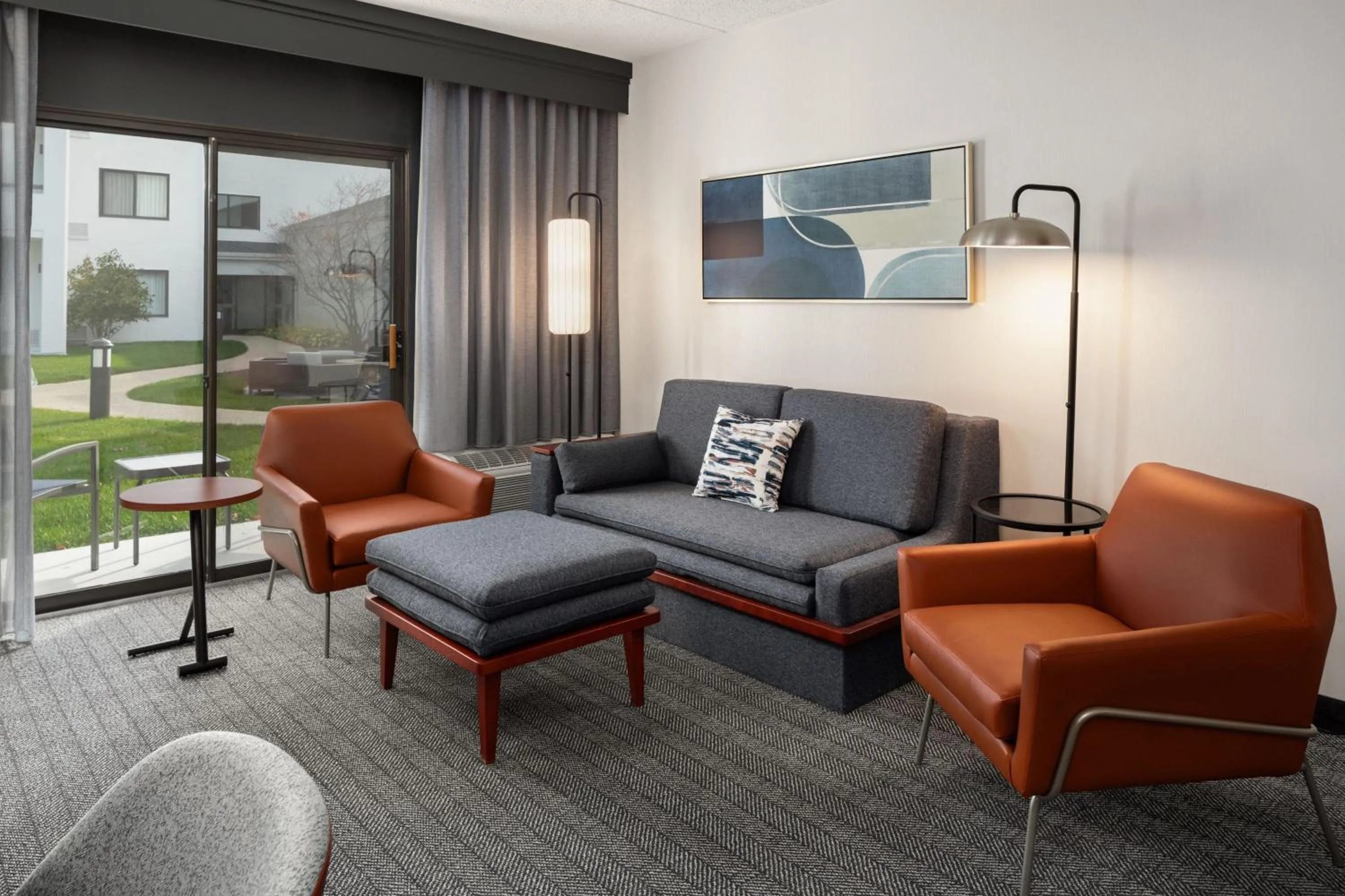 Living room in Courtyard by Marriott Chicago Waukegan / Gurnee