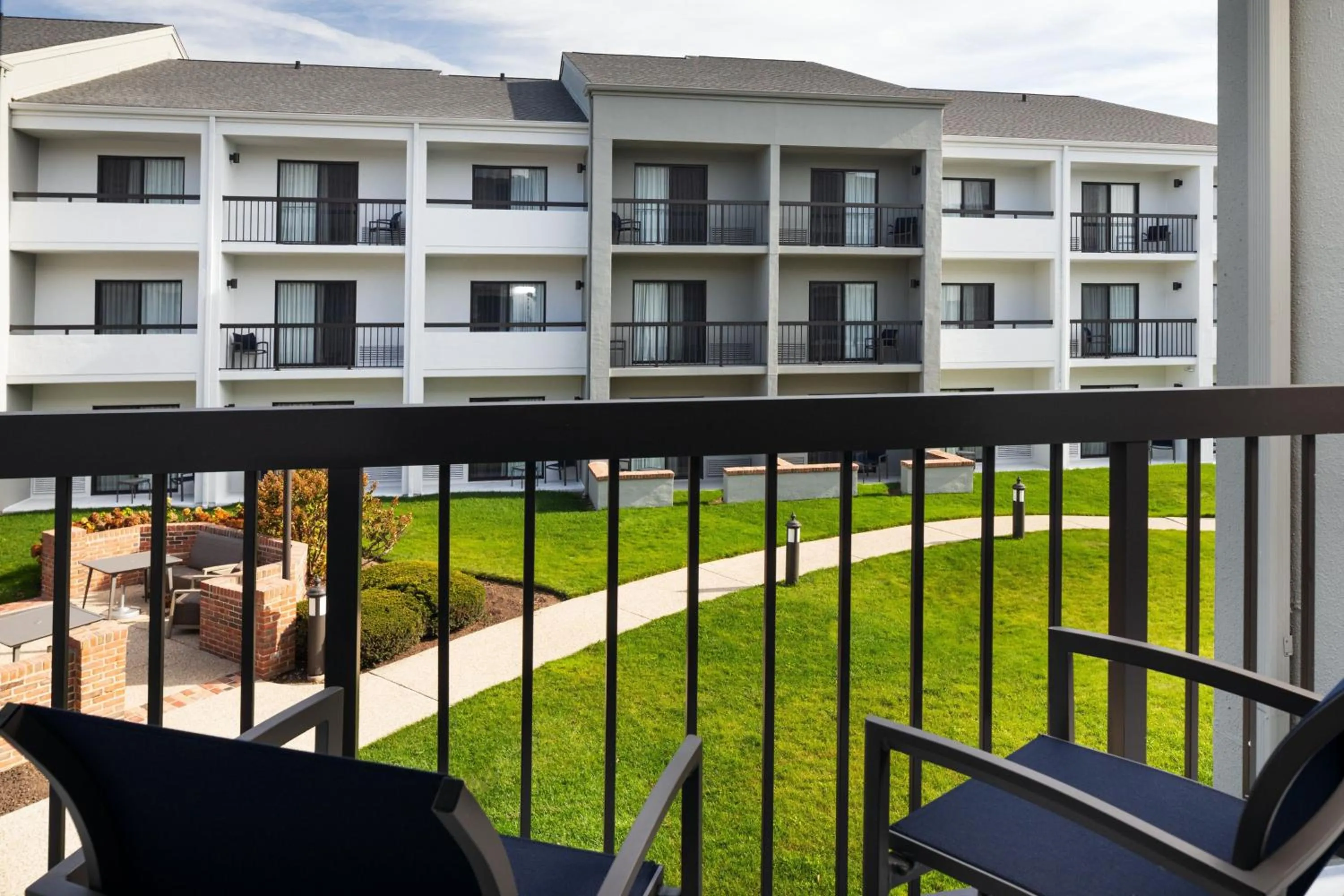 Photo of the whole room in Courtyard by Marriott Chicago Waukegan / Gurnee