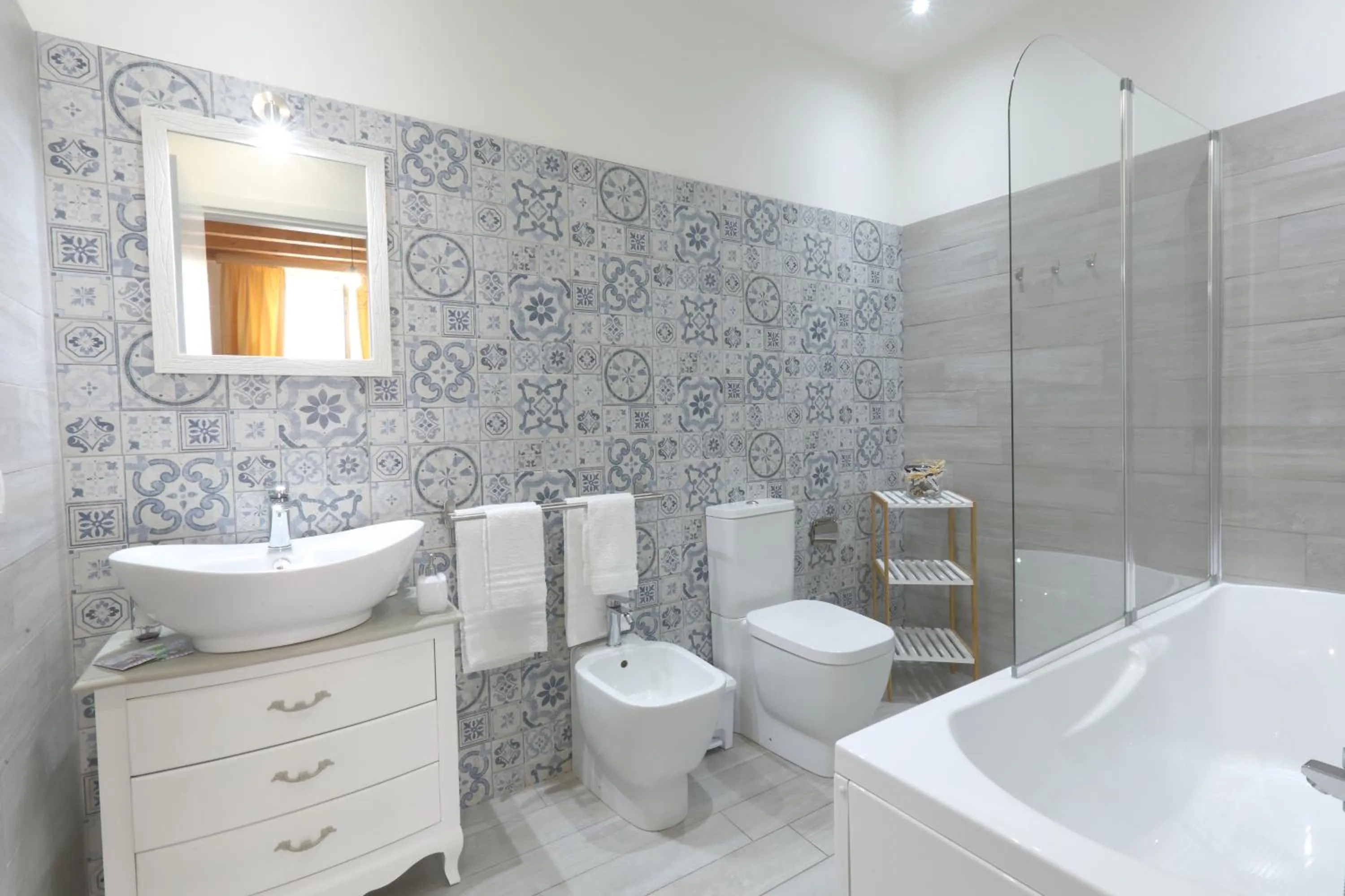 Bathroom in "Suliscenti" Dimora Siciliana B&B