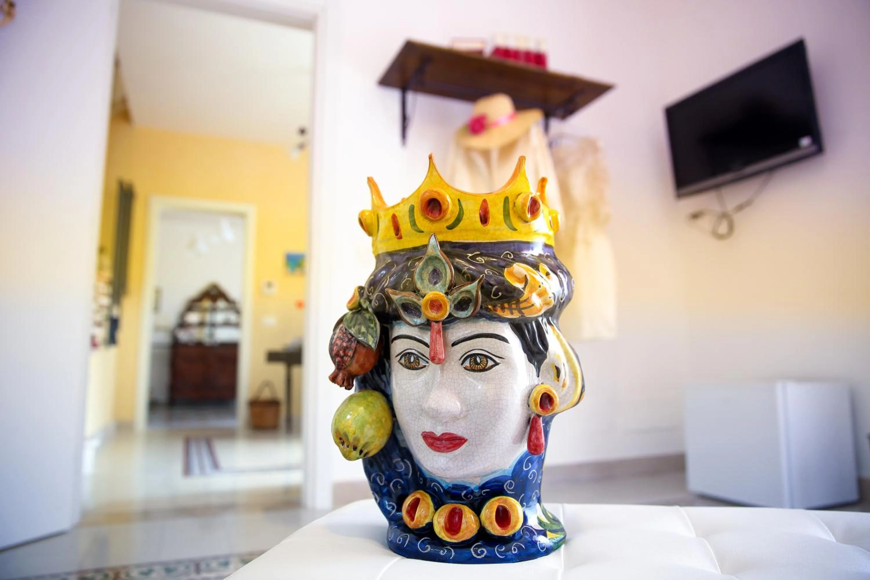 Decorative detail in "Suliscenti" Dimora Siciliana B&B