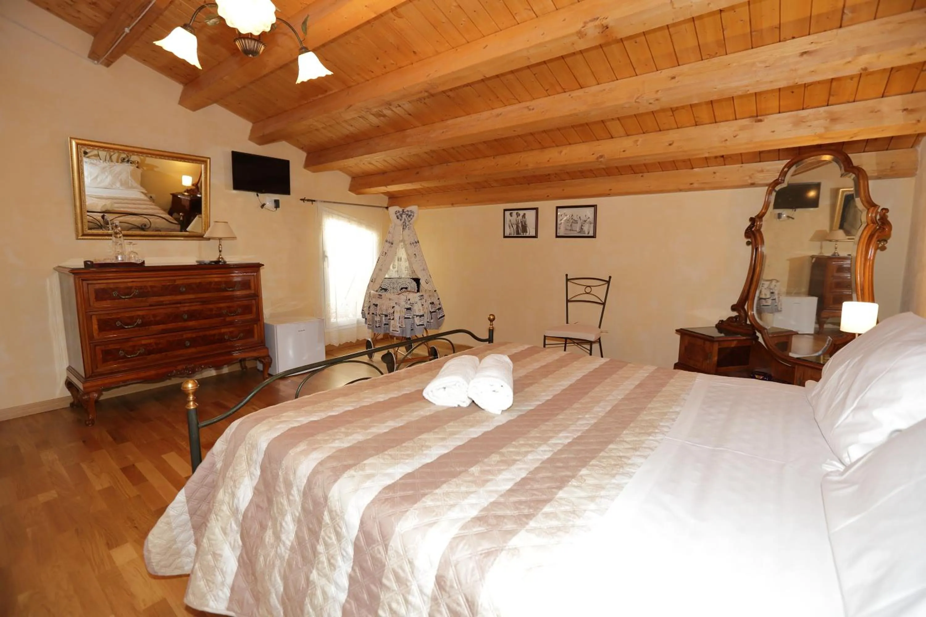 Photo of the whole room in "Suliscenti" Dimora Siciliana B&B