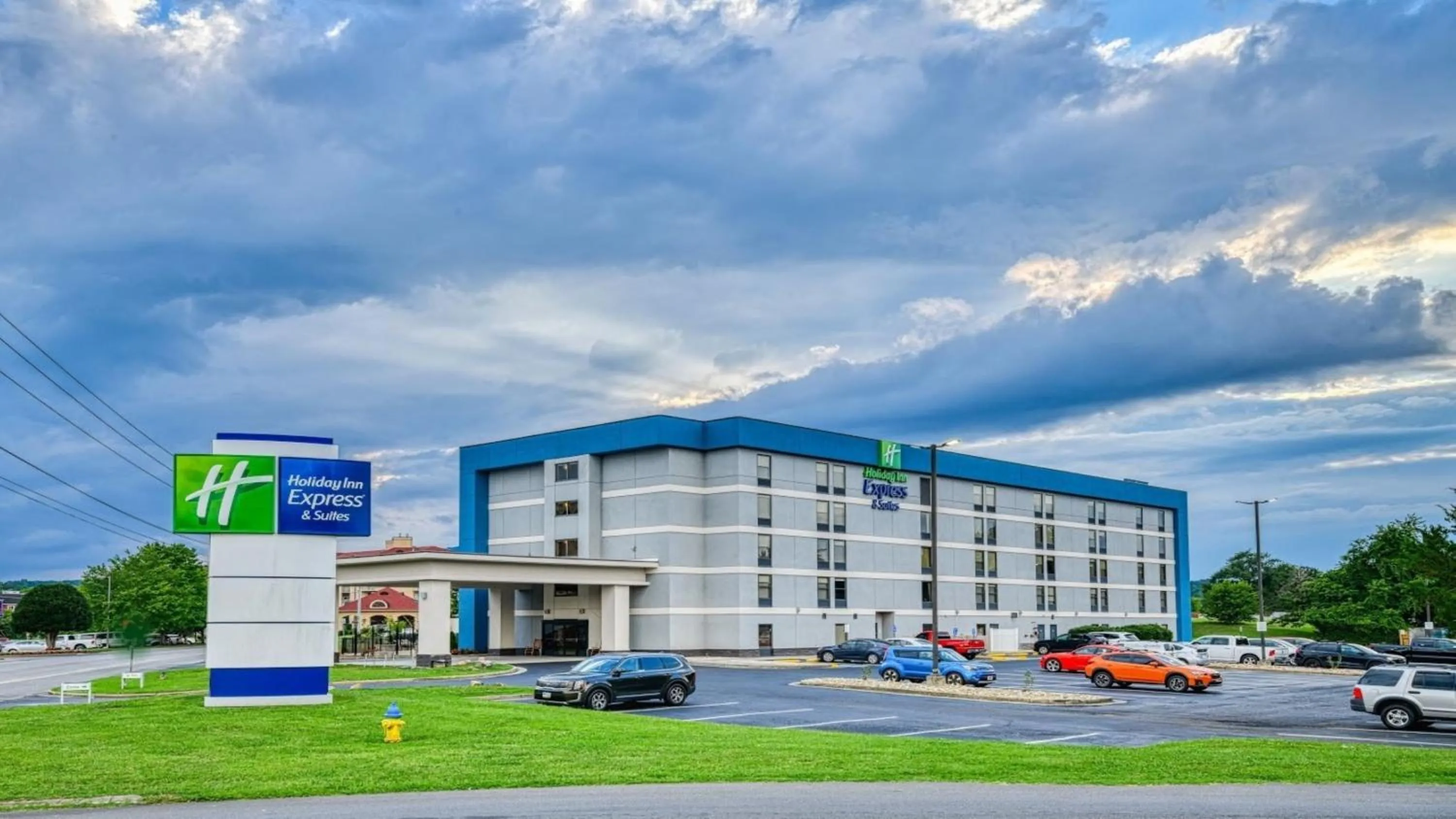 Property building in Holiday Inn Express Hotel & Suites Pigeon Forge by IHG