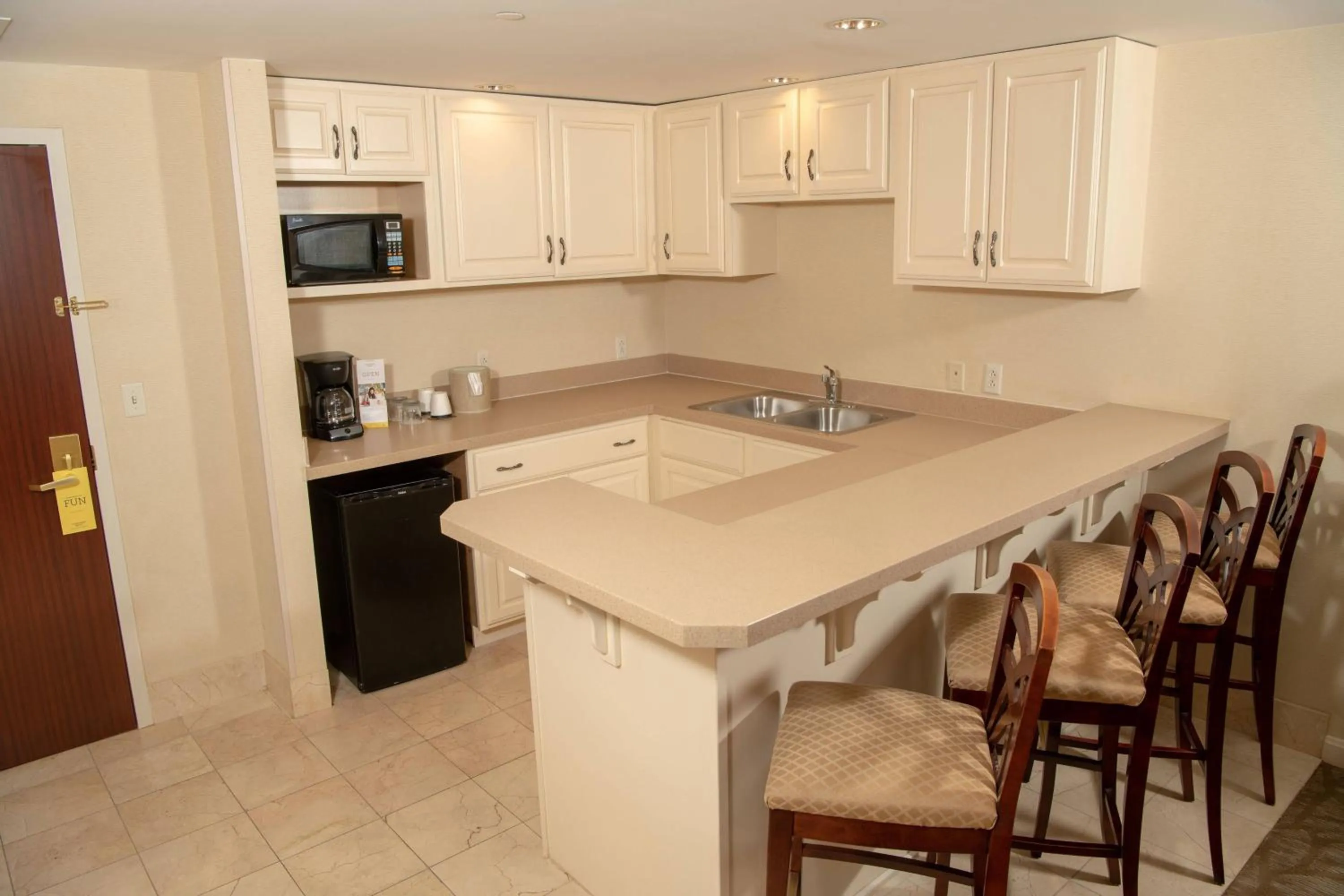 Kitchen or kitchenette in Courtyard by Marriott Erie Ambassador Conference Center
