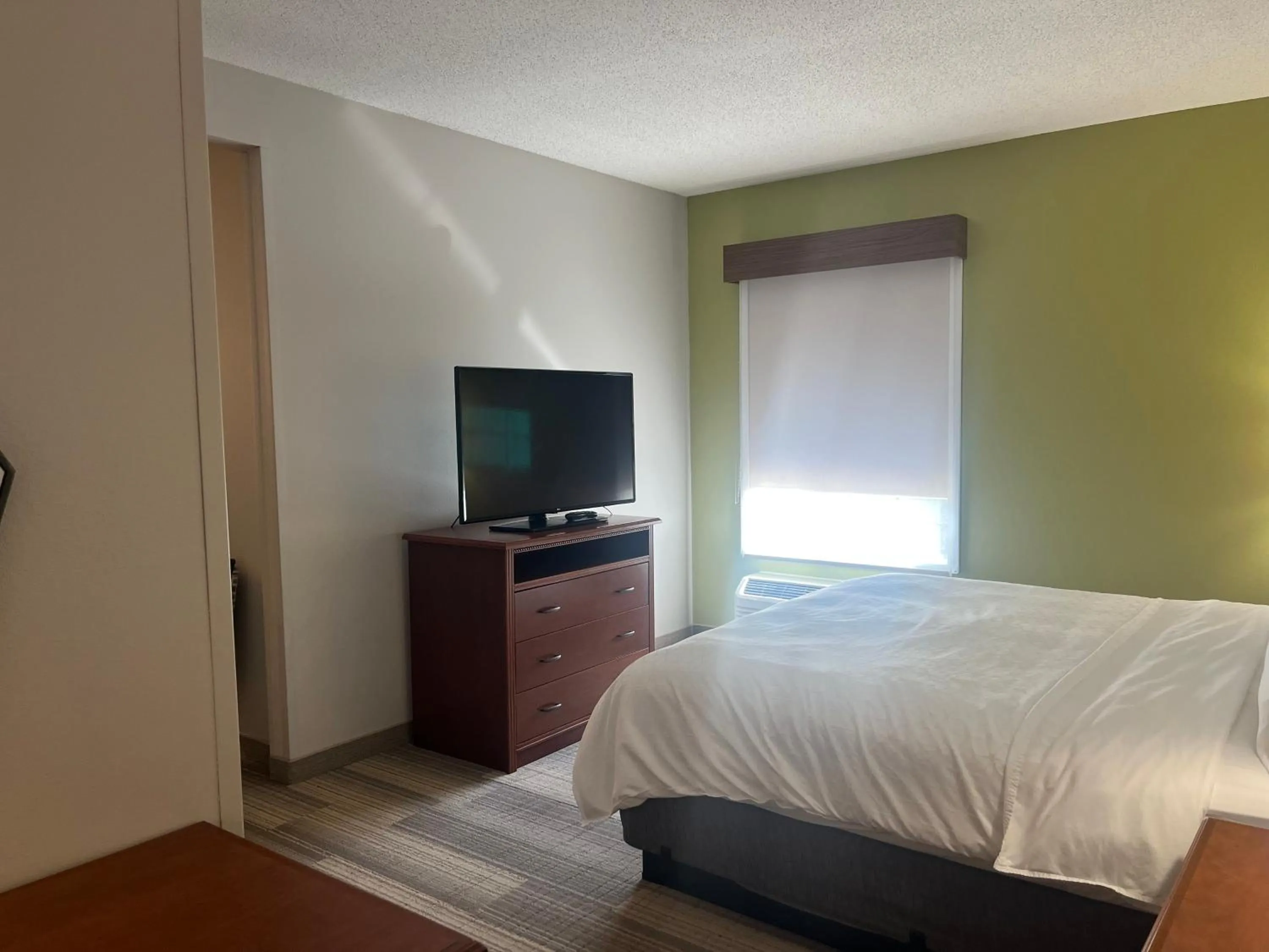 Bed in Holiday Inn Express Hotel & Suites Sioux Falls At Empire Mall by IHG