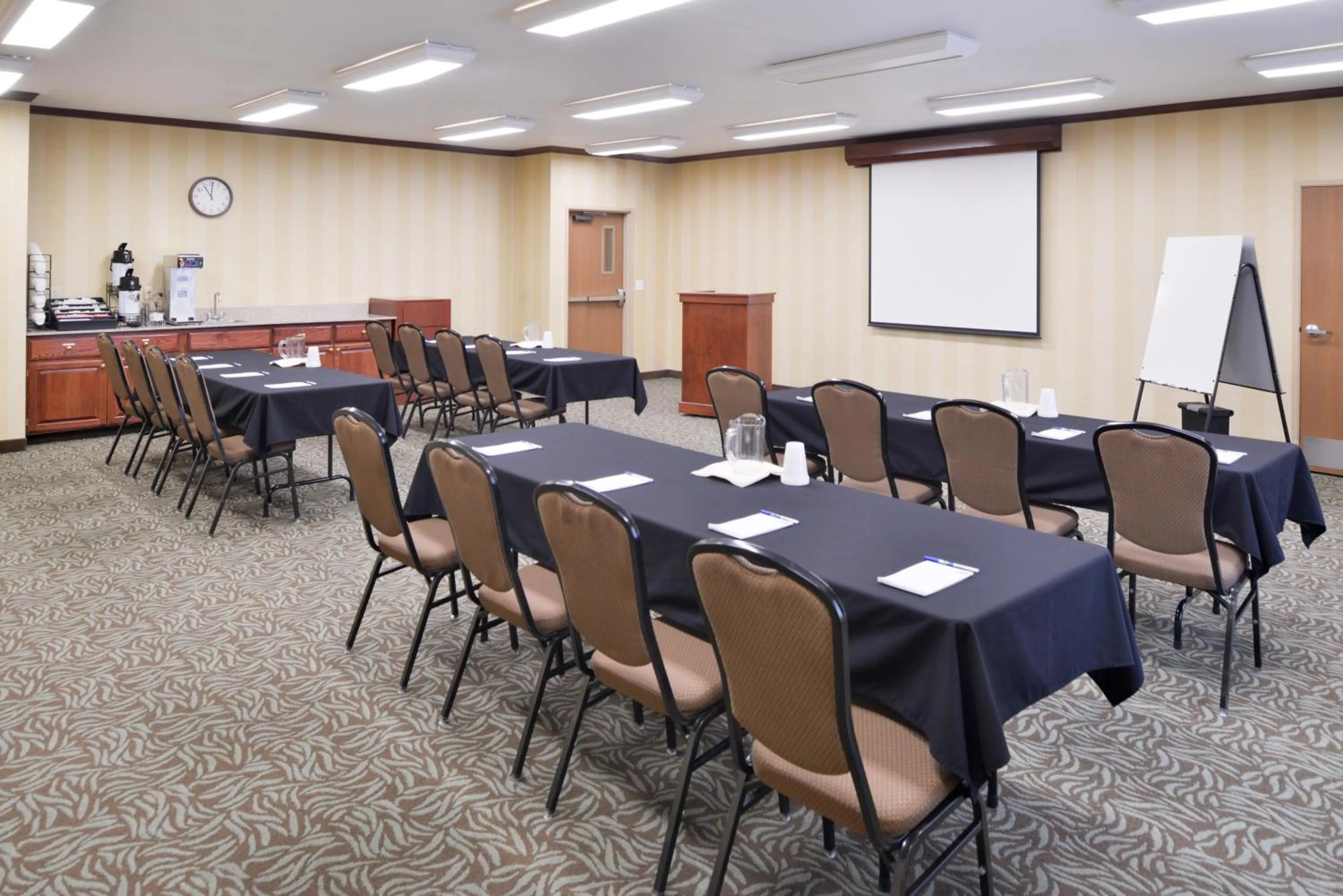 Meeting/conference room in Holiday Inn Express Hotel & Suites Sioux Falls At Empire Mall by IHG