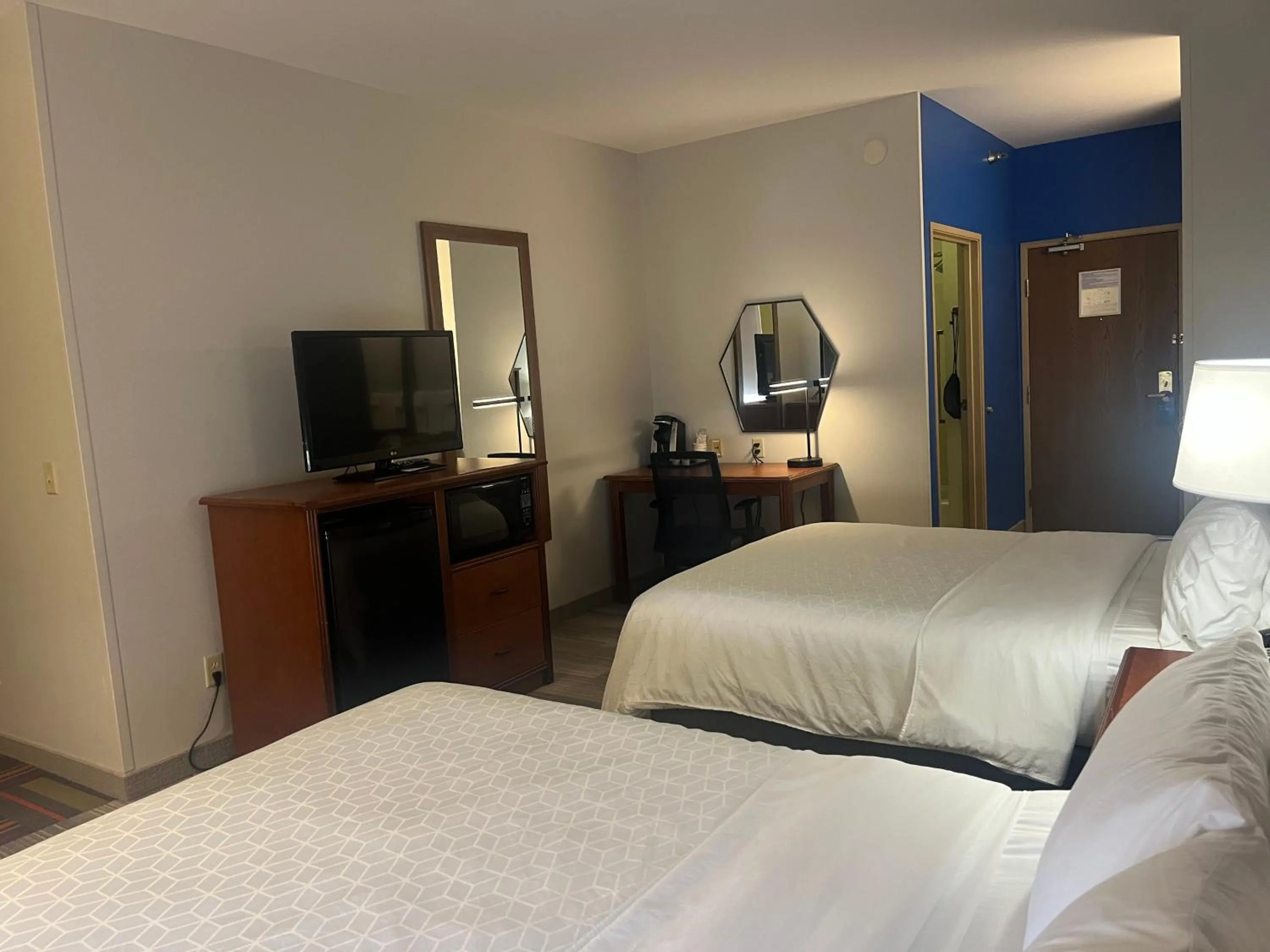 Bed in Holiday Inn Express Hotel & Suites Sioux Falls At Empire Mall by IHG