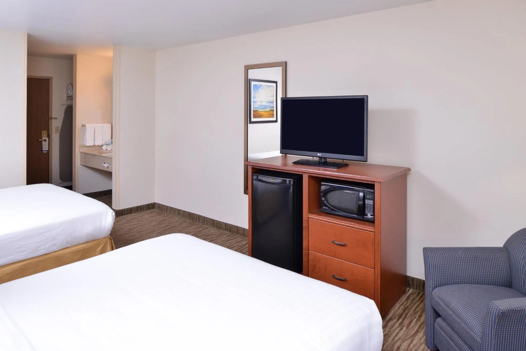Photo of the whole room, Bed in Holiday Inn Express Hotel & Suites Sioux Falls At Empire Mall by IHG