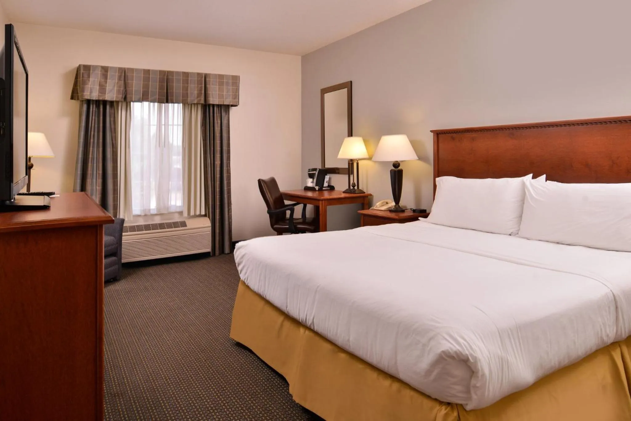 Photo of the whole room, Bed in Holiday Inn Express Hotel & Suites Sioux Falls At Empire Mall by IHG