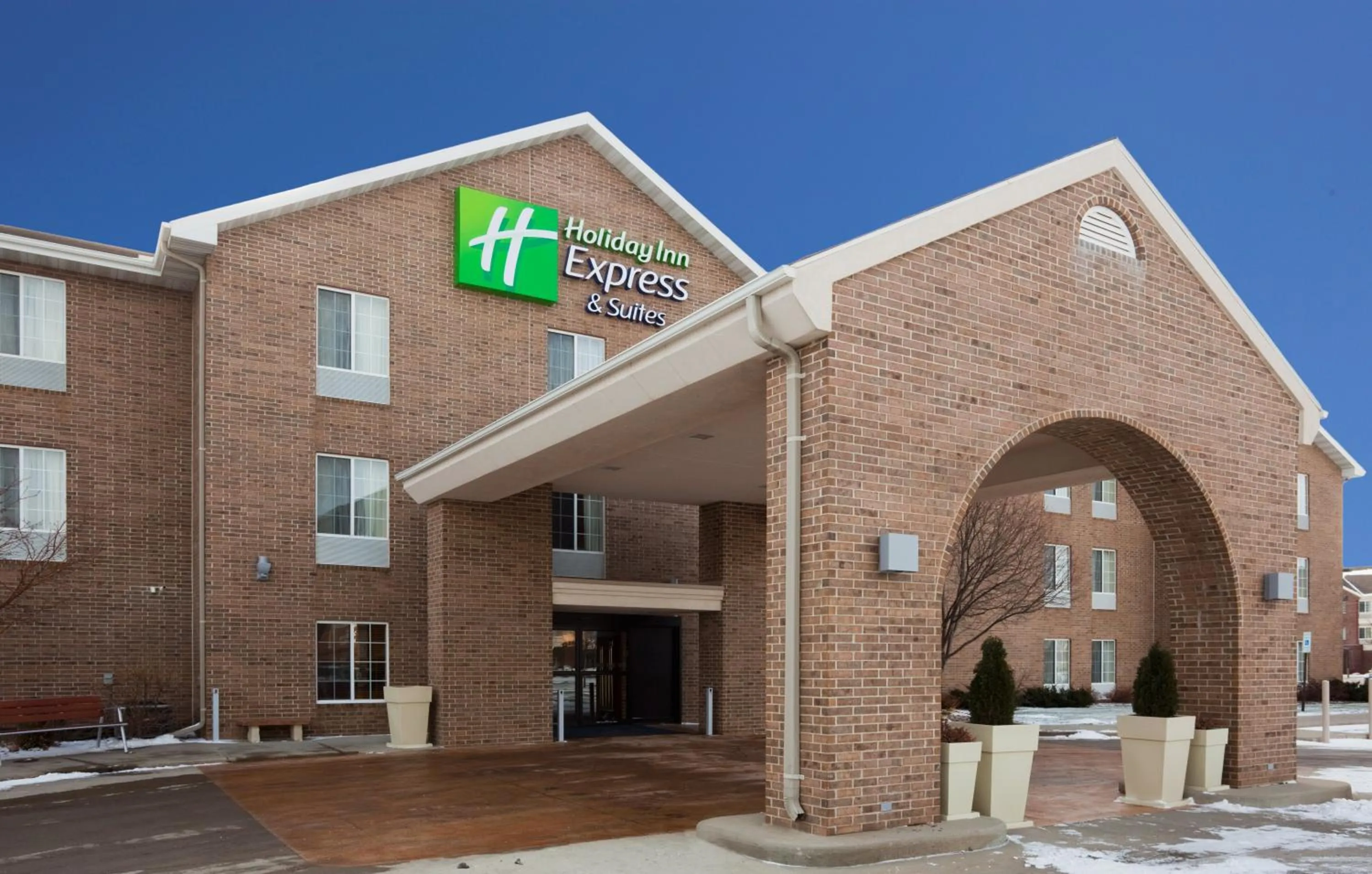 Property building in Holiday Inn Express Hotel & Suites Sioux Falls At Empire Mall by IHG
